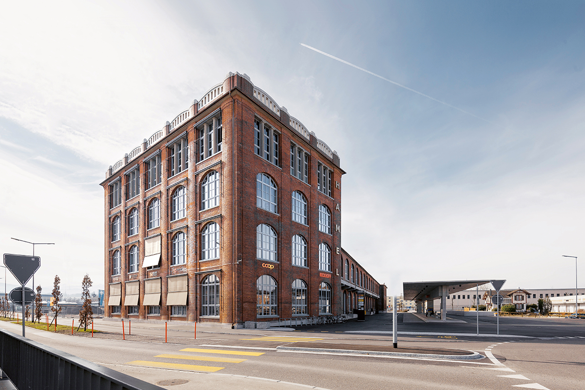 Das Hamel-Gebäude mit neuer Funktion: In den 1980er-Jahren wurden solche Industriebauten reihenweise abgebrochen. Heute werden einige erhalten, um neue Quartiere gewissermassen in der Geschichte zu verankern. Ihre handwerkliche Qualität, die bei heutigen Bauten unbezahlbar wäre, verleiht den Nachbarschaften eine Anmutung von Wertigkeit.