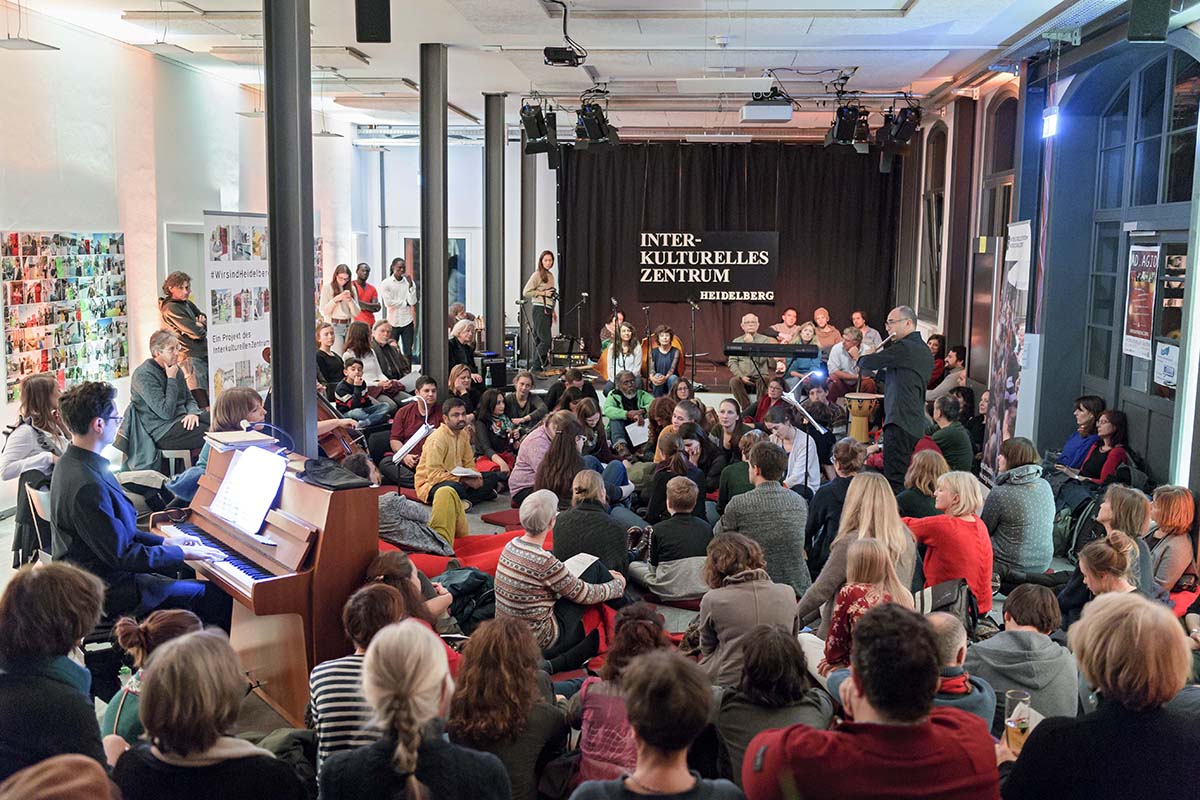 IBA_KANDIDAT #031 International Welcome Center | Bergheimer Str. 147 | 69115 Heidelberg • Den Grundstein für eine neue Willkommenskultur in Heidelberg bildet das gemeinsame Haus des Interkulturellen Zentrums und der Heidelberger Ausländerbehörde: Es verbindet Serviceleistungen der Verwaltung mit einer interkulturellen Begegnungsstätte, die gemeinsam mit der IBA zu einem Leuchtturmprojekt über Bergheim hinaus weiterentwickelt werden soll.