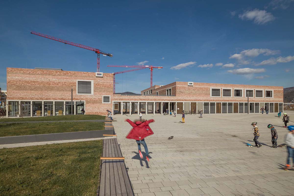 IBA_PROJEKT #030 B³ Gadamerplatz – Bildung, Betreuung, Begegnung Gadamerplatz | 69115 Heidelberg • Unterschiedliche Wissenseinrichtungen in einem Gebäudekomplex vereint das bereits realisierte B³ Gadamerplatz in der Bahnstadt: Eine Kindertagesstätte, eine Grundschule, eine Sporthalle und ein Bürgerhaus sollen einen Begegnungsort für alle Generationen in Heidelbergs jüngstem Stadtteil schaffen und zum Austausch anregen.