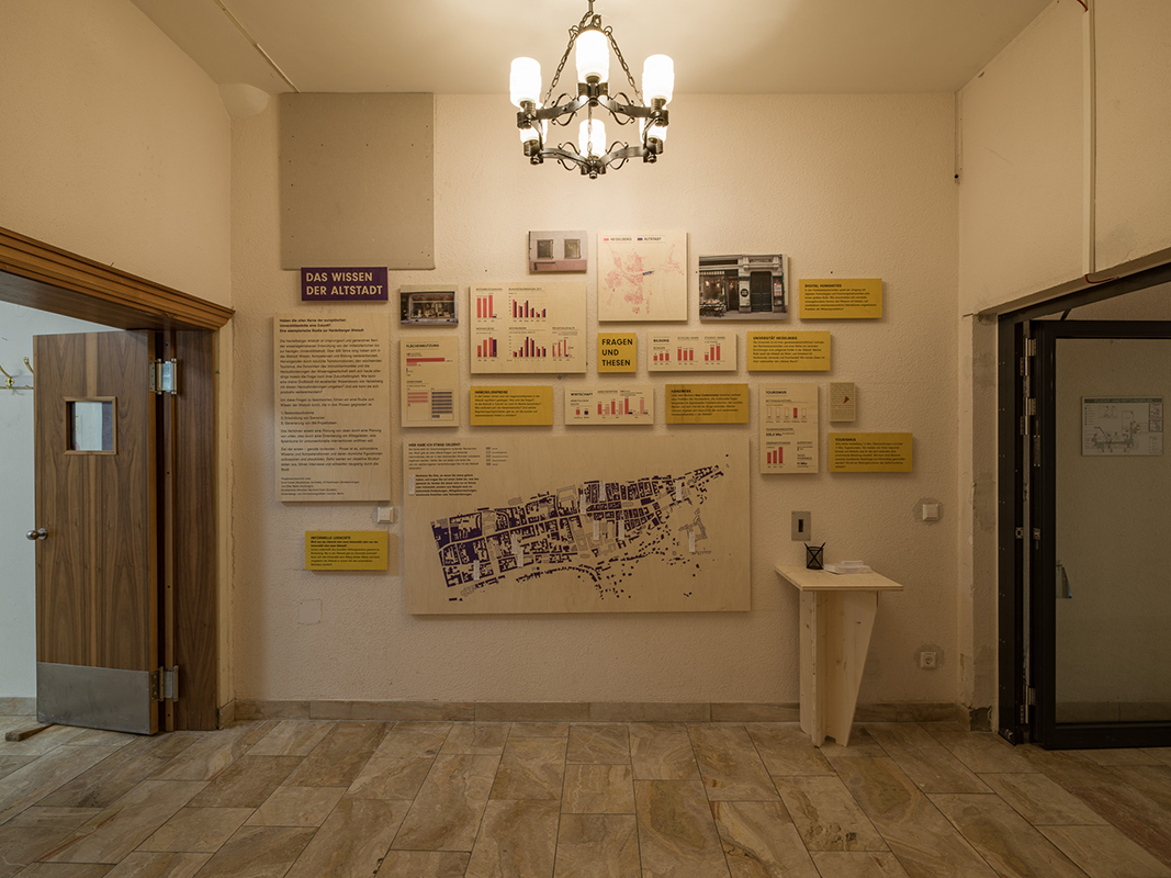 Die Ausstellung »Das Wissen der Stadt« wird im Mark Twain Center Römerstr. in der Heidelberger Südstadt gezeigt. Der Weg von der Idee zum Gebäude, Platz oder Park wird anhand von Entwürfen und Gutachten, Berichten aus Workshops und von den Baustellen anschaulich dargestellt. Interaktive Ausstellungselemente bieten die Möglichkeit zum Stöbern und Entdecken.