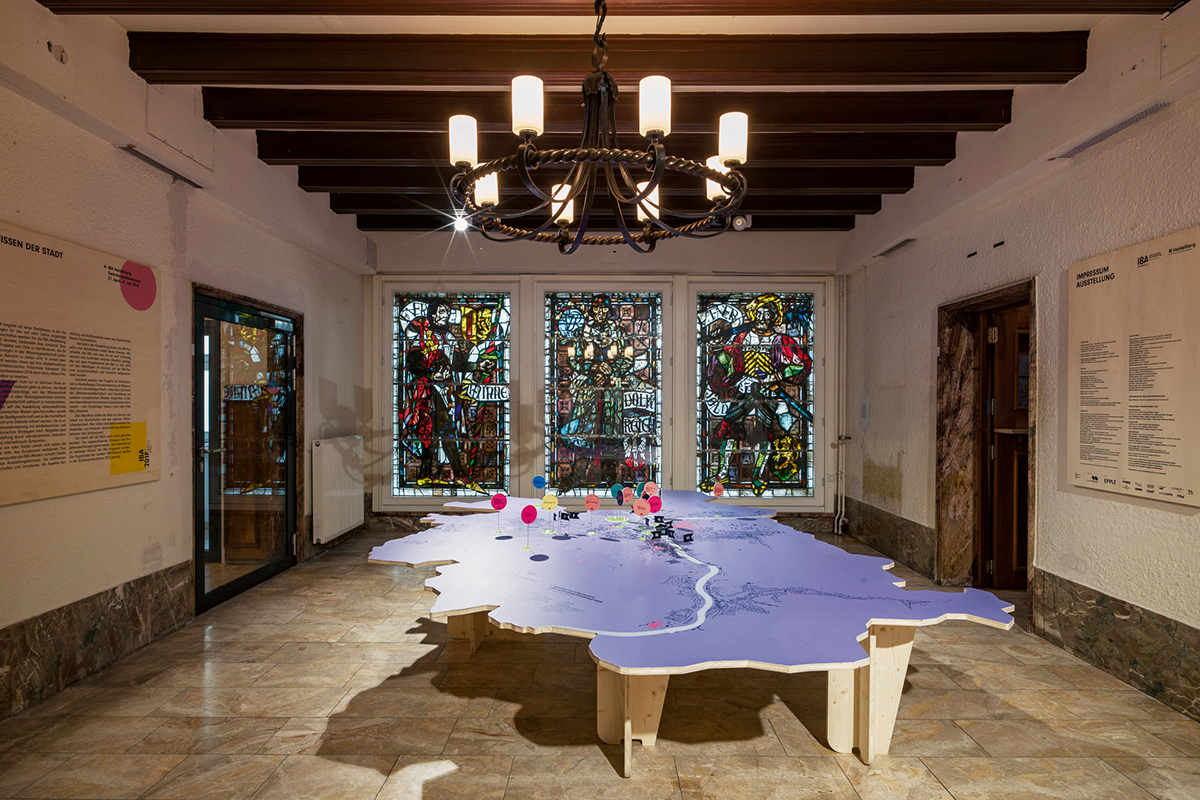 Die Ausstellung »Das Wissen der Stadt« wird im Mark Twain Center Römerstr. in der Heidelberger Südstadt gezeigt. Der Weg von der Idee zum Gebäude, Platz oder Park wird anhand von Entwürfen und Gutachten, Berichten aus Workshops und von den Baustellen anschaulich dargestellt. Interaktive Ausstellungselemente bieten die Möglichkeit zum Stöbern und Entdecken.