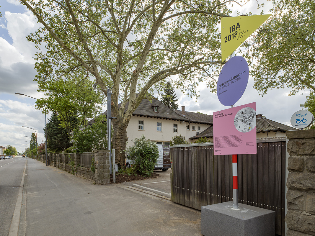 Die Ausstellung »Das Wissen der Stadt« wird im Mark Twain Center Römerstr. in der Heidelberger Südstadt gezeigt. Der Weg von der Idee zum Gebäude, Platz oder Park wird anhand von Entwürfen und Gutachten, Berichten aus Workshops und von den Baustellen anschaulich dargestellt. Interaktive Ausstellungselemente bieten die Möglichkeit zum Stöbern und Entdecken.