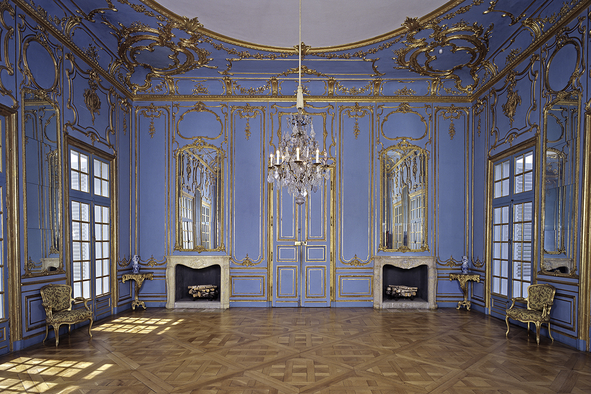 Das Zusammenspiel der Innenausstattung im Assembléezimmer von Schloss Solitude, Stuttgart (erbaut zwischen 1763 und 1769 von Johann Friedrich Weyhing und Philippe de La Guêpière) dient als Matrize für die zu übertragenden Stilmittel des Barock.