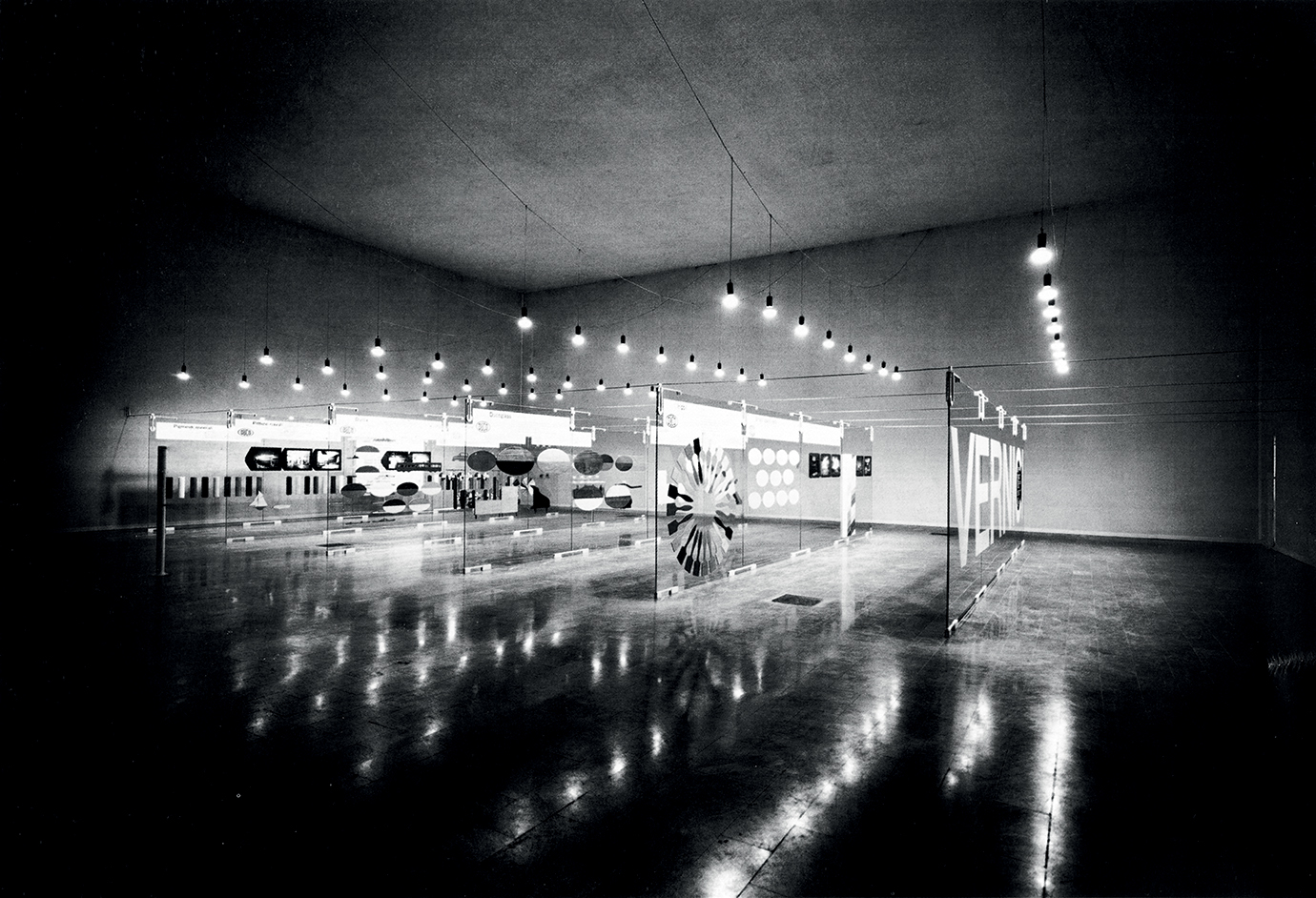 Achille e Pier Giacomo Castiglioni (progetto), Max Huber (grafica), Allestimento della sala delle vernici al Padiglione Montecatini, Fiera di Milano, 1959.