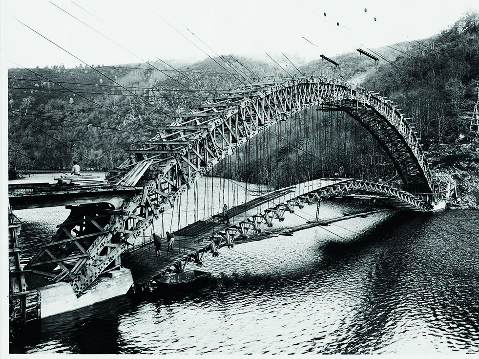 Ponte sulla Triouzoune: centine montate e casseratura soletta inferiore pronta.