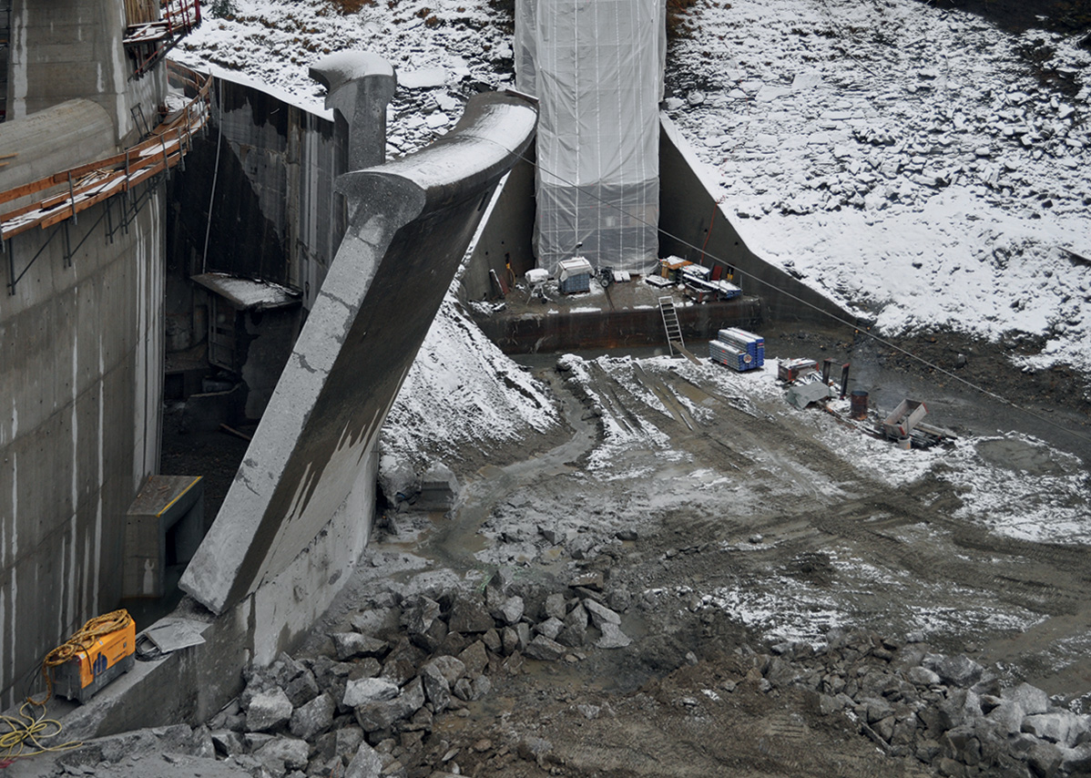 Diga ad arco di Sera. Demolizione di un setto verticale della diga