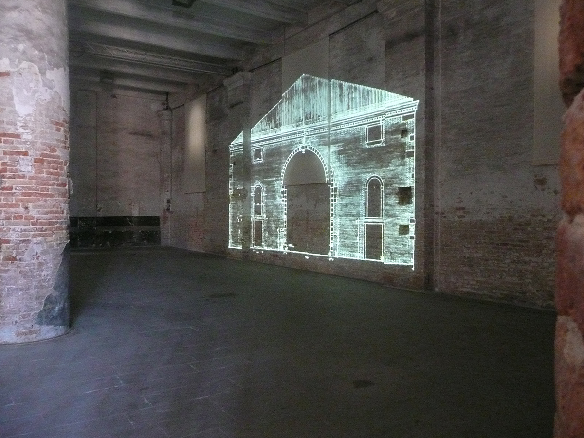 Eingang in die Hauptausstellung im Arsenale: Bereits im Vorraum wird klar, dass das Ausstellungsgebäude selbst eine zentrale Rolle spielt.