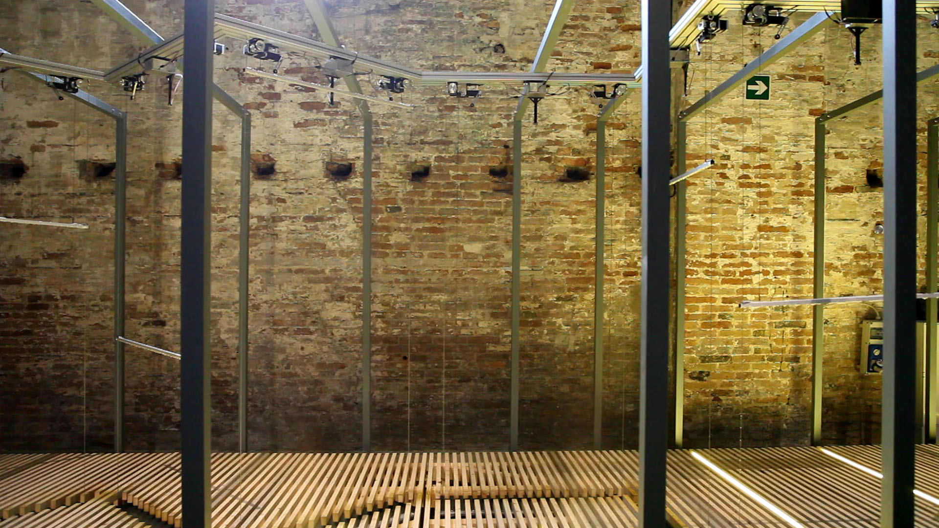 Wall, prof. Riccardo Blumer con gli assistenti Matteo Borghi, Ettore Contro, Tommaso Alessandrini e gli studenti Lorela Arapi, Stefano Clerici e Andrea Cappellaro. Allestimento alla 16ma Biennale Architettura Venezia