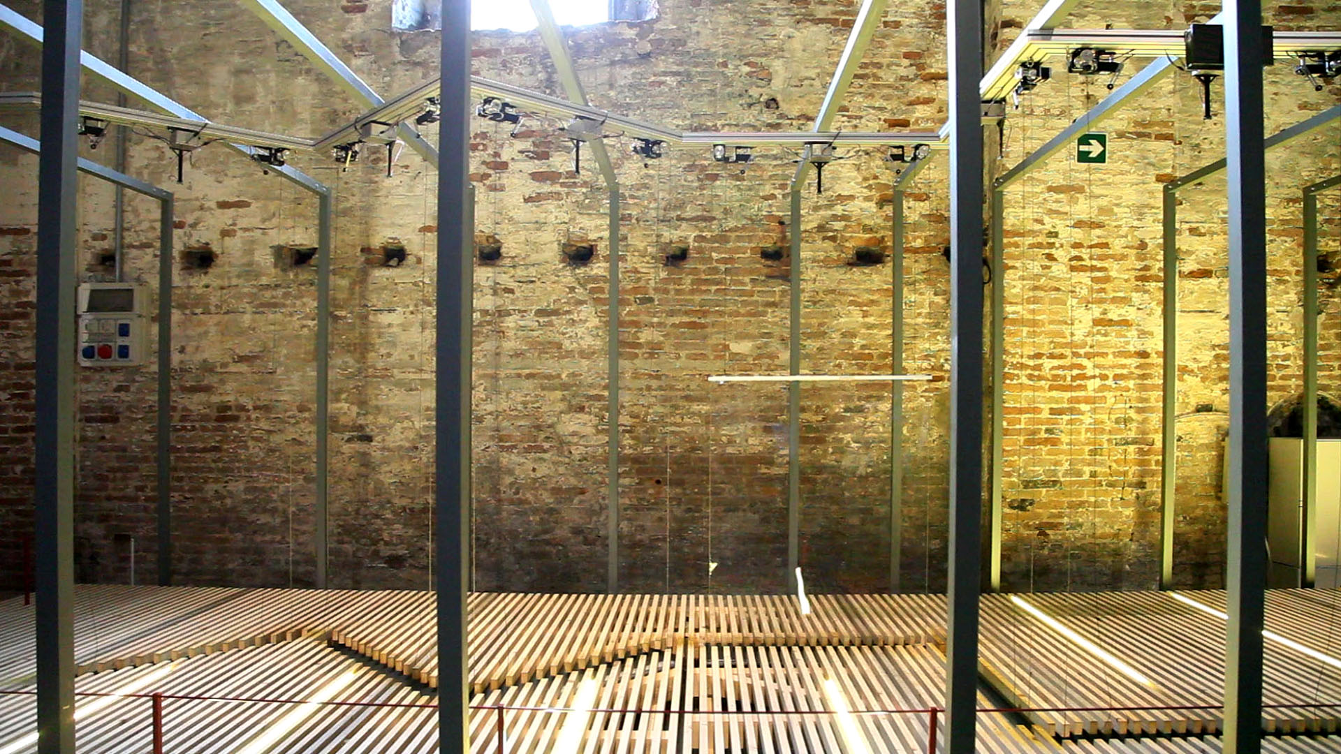 Wall, prof. Riccardo Blumer con gli assistenti Matteo Borghi, Ettore Contro, Tommaso Alessandrini e gli studenti Lorela Arapi, Stefano Clerici e Andrea Cappellaro. Allestimento alla 16ma Biennale Architettura Venezia