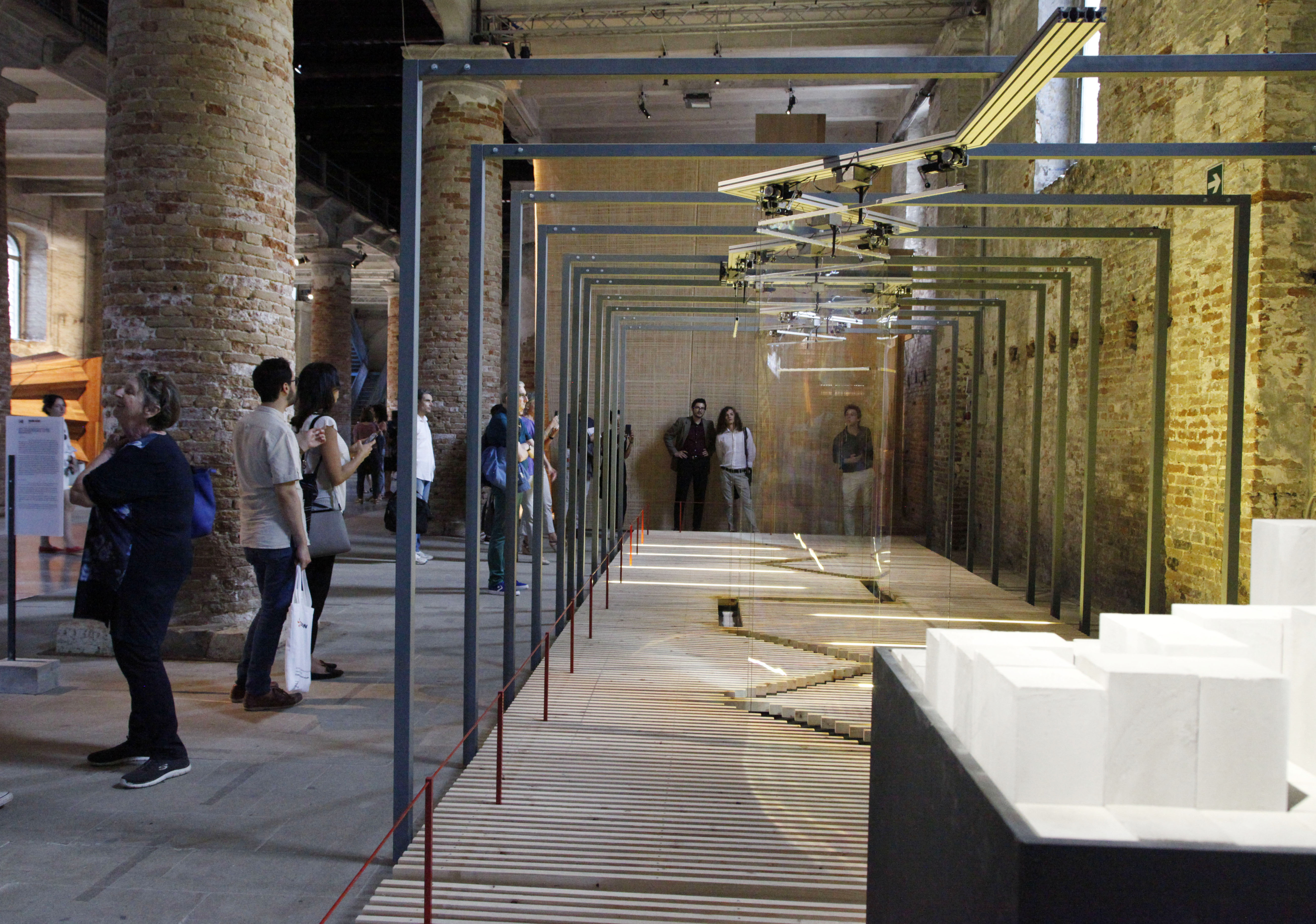Wall, prof. Riccardo Blumer con gli assistenti Matteo Borghi, Ettore Contro, Tommaso Alessandrini e gli studenti Lorela Arapi, Stefano Clerici e Andrea Cappellaro. Allestimento alla 16ma Biennale Architettura Venezia