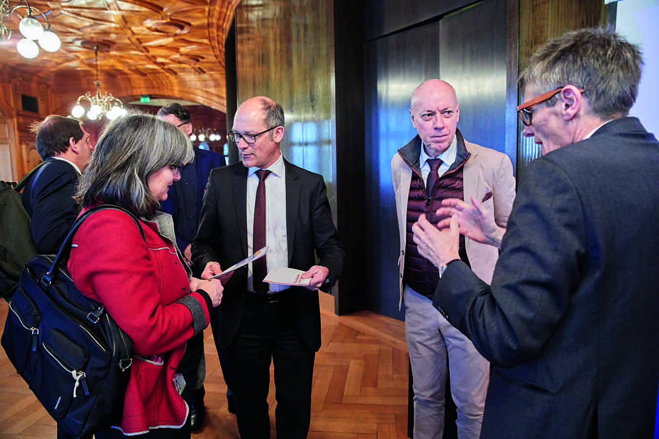 A colloquio: Maria Lezzi, direttrice ARE, con il consigliere nazionale Daniel Fässler, il direttore SIA Hans-Georg Bächthold e il consigliere nazionale Karl Vogler.