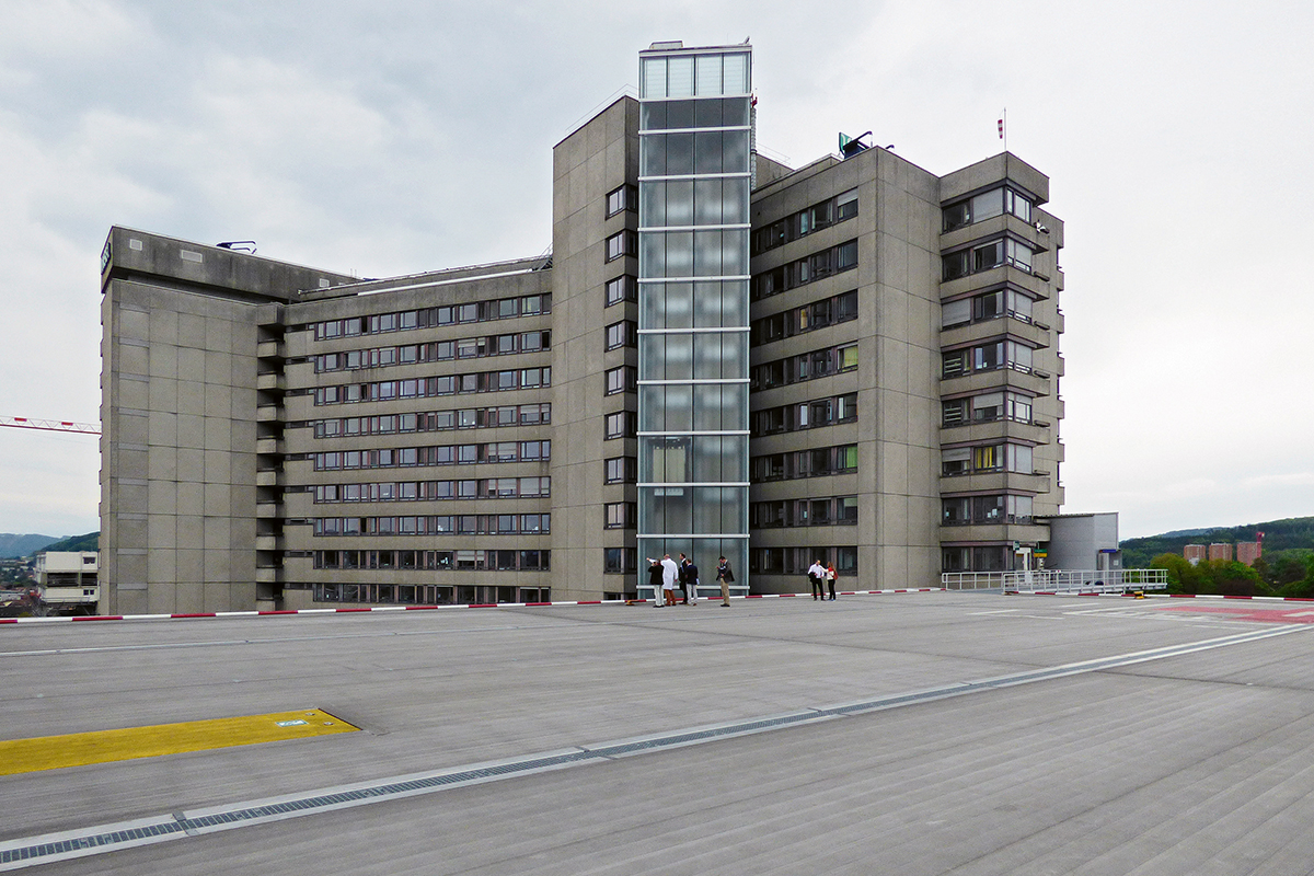 In wenigen Jahren ein historisches Bild: das Bettenhochhaus des Inselspitals, gesehen von der Hubschrauberplattform. 2025 steht der Abriss an.