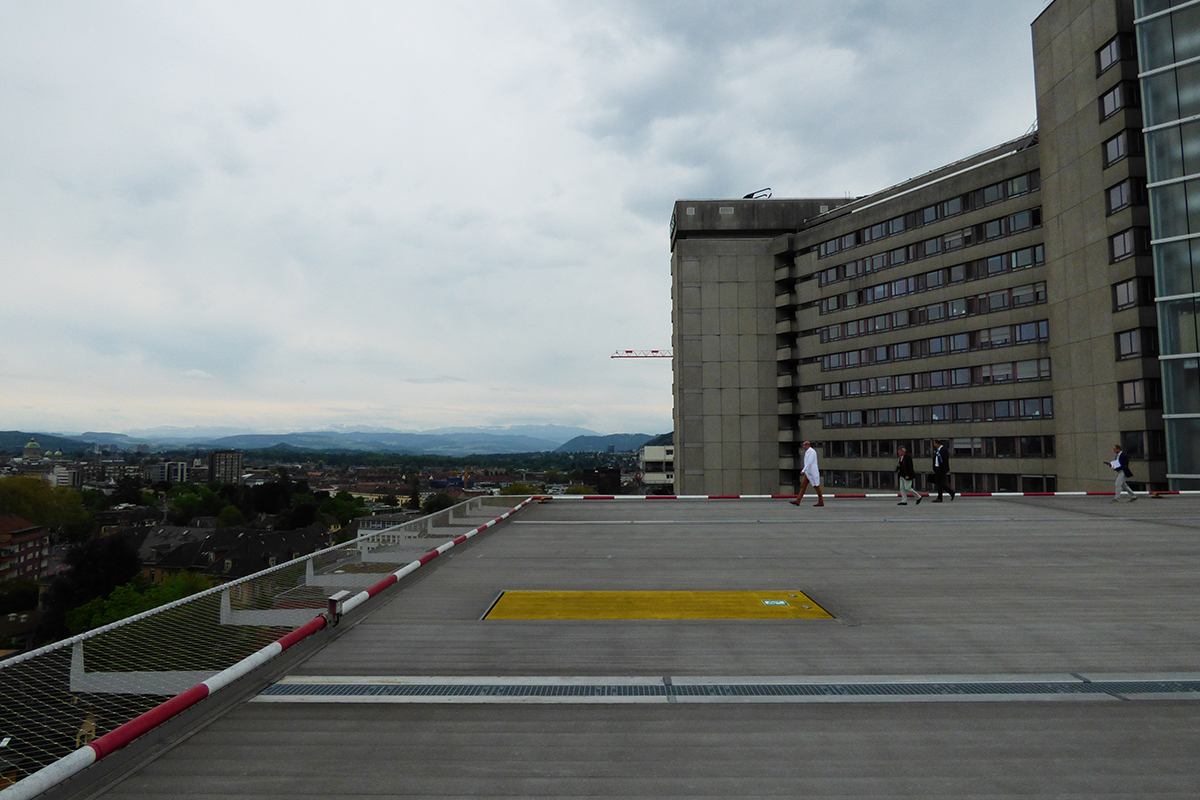 Blick vom Hubschrauberlandeplatz auf Bettenhochhaus und Bern. Ganz links die Kuppel des Bundesrats.