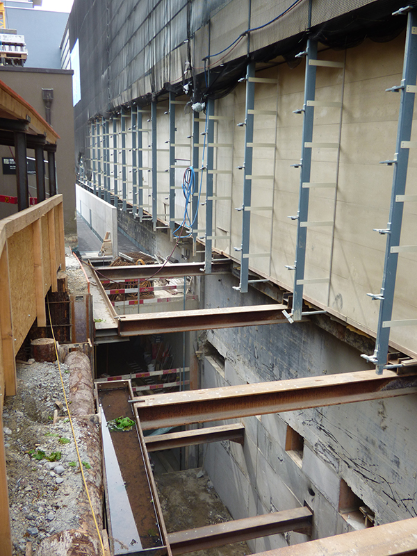 Der unterirdische zweistöckige Verbindungsgang führt entlang der Aussenflucht des INO (rechts) und von diesem zum neuen Organ- und Tumorzentrum.