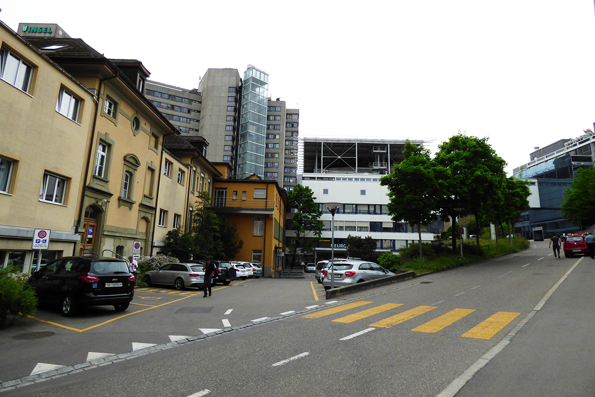 Bettenhochhaus, Helikopterplattform und Zufahrt zum INO (von links).