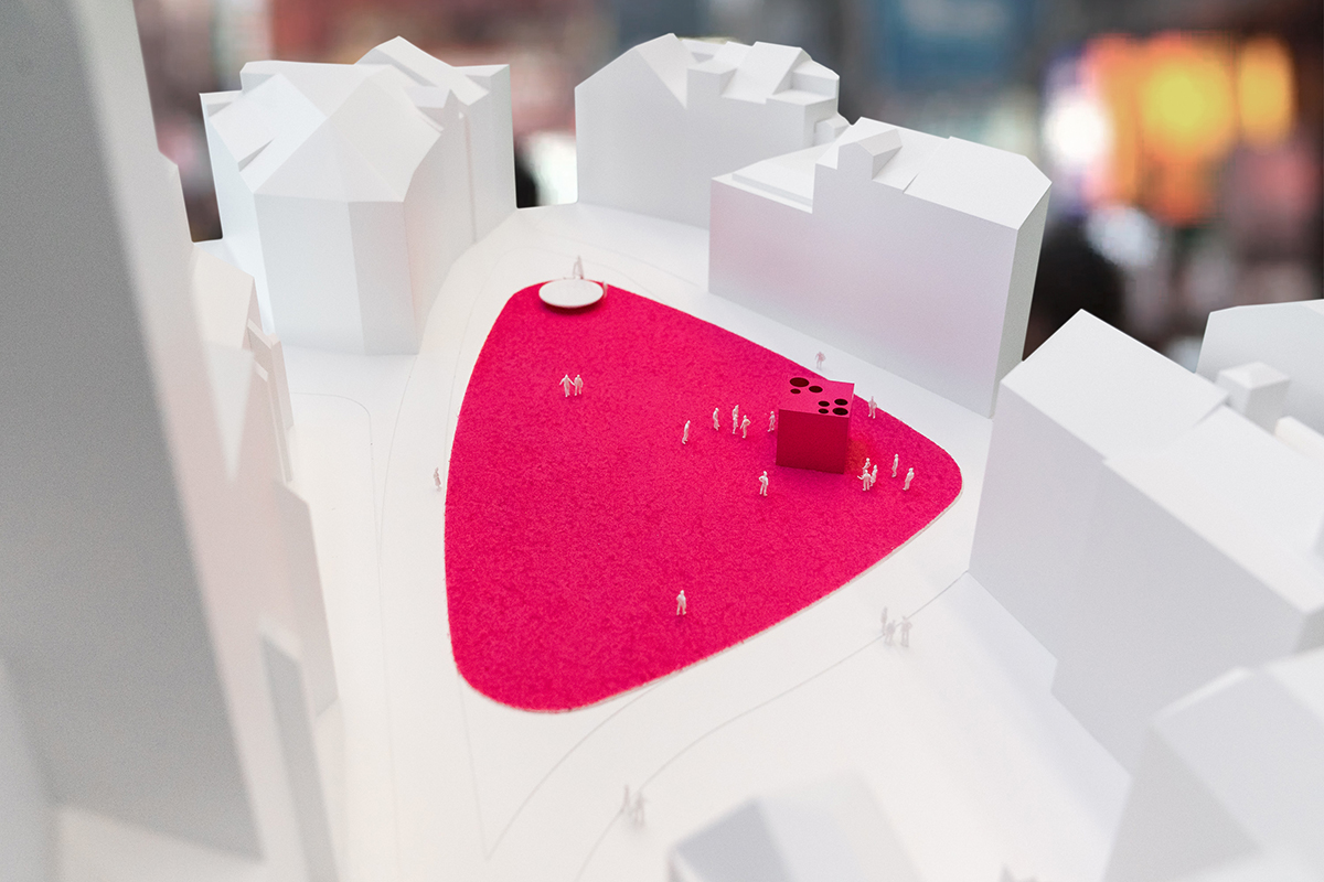 Vom «Jungle Cube» zum «Future Forest»: Die aktuelle Installation besteht aus einem pinken Teppich, der die Form des Platzes nachzieht und dessen Zentrum betont, und aus einem pinken Würfel mit einem kleinen Wald darin – auf stadtverträglichen 25 m³.