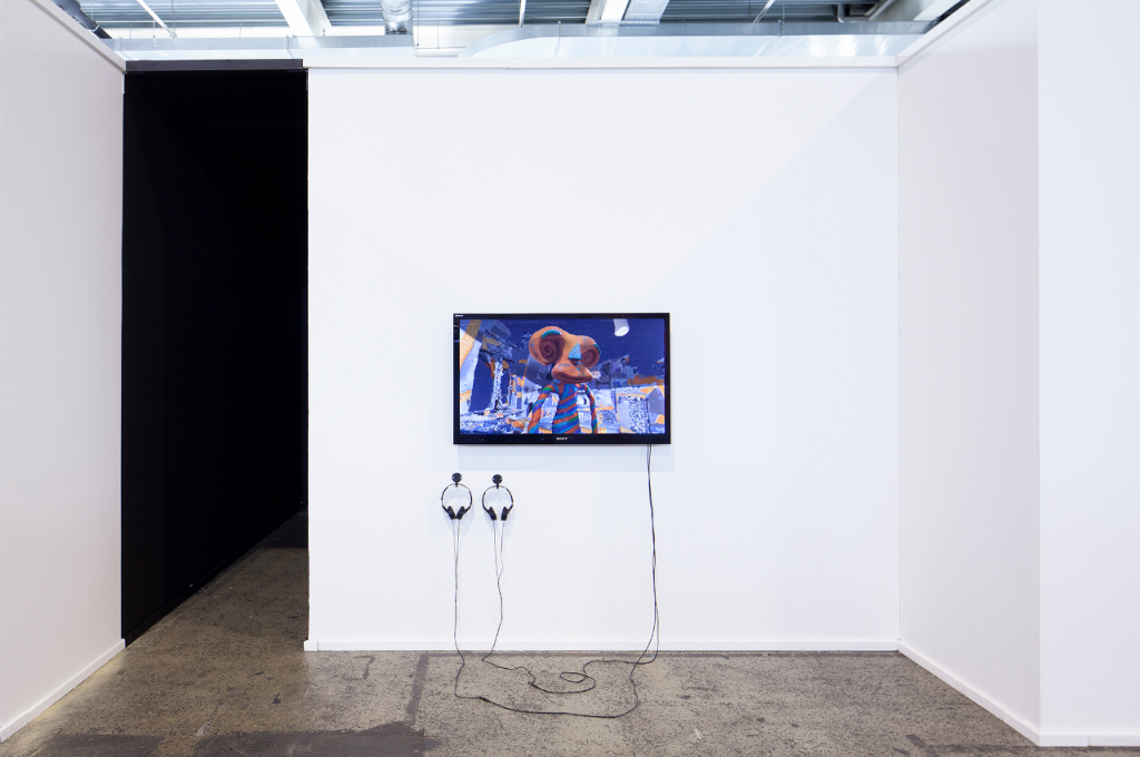 Systeme der Anerkennung, 2018 (work in progress) et Das Mosaikprojekt, 2017 de Bertold Stallmach, catégorie ART Le point culminant d’une courte animation diffusée sur un écran plat coïncide avec les dernières paroles du Christ sur la croix. Mais rien n’est achevé ; le dernier message est « design your life », il pourrait d’une certaine manière composer le scenario d’un film de Bertold Stallmach. Le film de 16 minutes projeté à l’intérieur du box noir n’a pas peur des grands sujets. U
