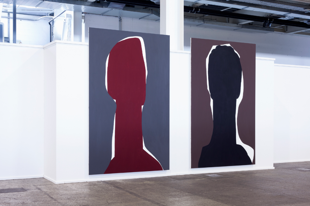 Flaches Denkmal 3 et Flaches Denkmal 2 de Markus Weggenmann, catégorie ART Dans la lignée de la réflexion qu’il mène sur la peinture depuis des décennies, Markus Weggenmann propose deux peintures grand format, dans lesquelles il expérimente des façons de traduire l’espace en surface et la sculpture en peinture. Les toiles se voient de loin. D’un geste décidé, elles dépassent même l’espace prévu par l’architecture de l’exposition. La faculté d’obtenir un effet signalétique majeur
