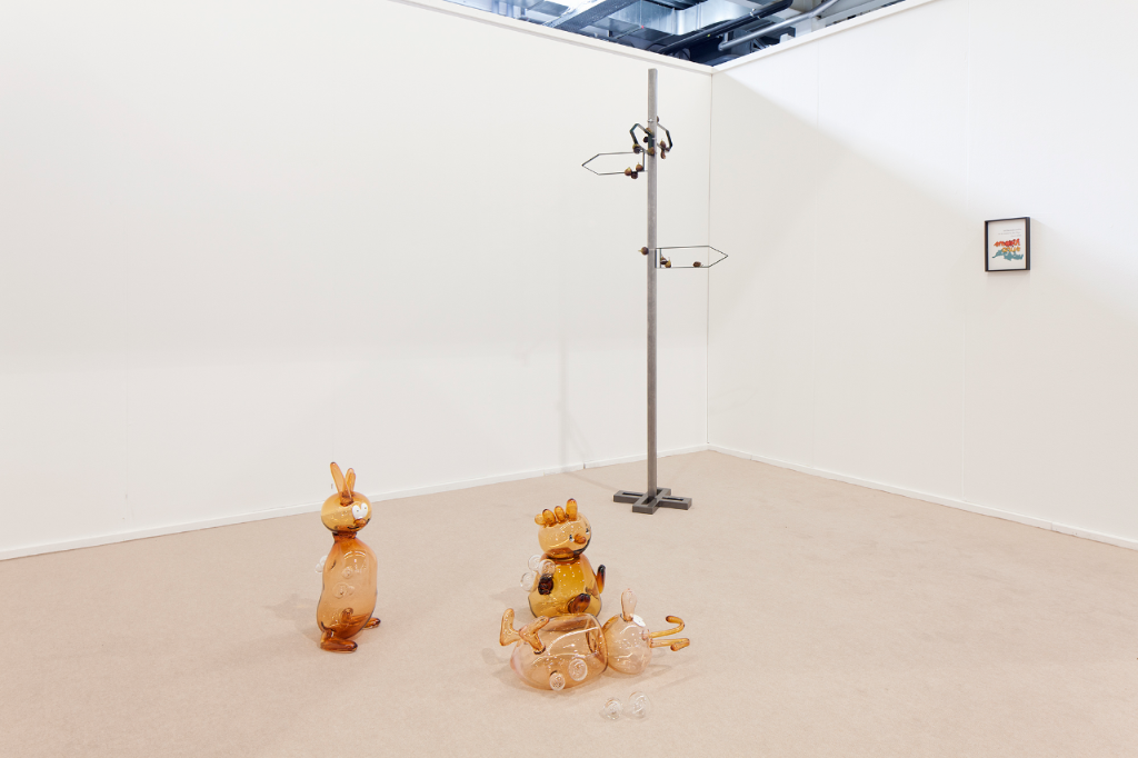 Some Days Are Diamonds, Some Days Are Stoned, 2018, The g.r.i.d., 2018 et Love, But Leave Space for Disappointment, 2018 de Real Madrid L’installation de Real Madrid, composée de plusieurs éléments, puise son inspiration dans les années 1980. A cette époque, les personnes atteintes du sida pouvaient développer une forme de tumeur anale, qui devint alors un symptôme permettant de déceler cette maladie mortelle et très stigmatisante. Cette information n’était cependant connue que des initiés. C