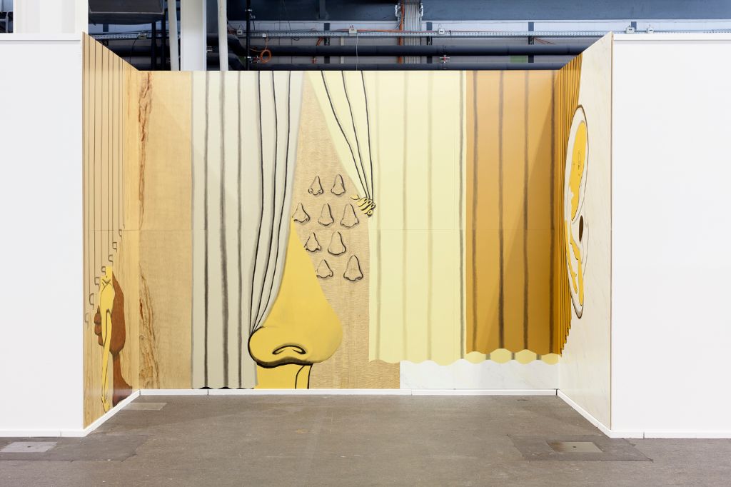 What Happens When You Contain the Flame?, 2018 de Sarah Margnetti, catégorie ART Dans son travail, Sarah Margnetti combine les aspects les plus divers : peinture de fonds de scène et contexte d’exposition, mise en scène et affirmation, motifs et thèmes, exposition et dissimulation, évocation et formulation. Les panneaux plus grands que nature intégrés dans la niche architecturale thématisent le montrer et le cacher. Le rideau, entrouvert par endroits, laisse apercevoir des nez. Il cache partiellem