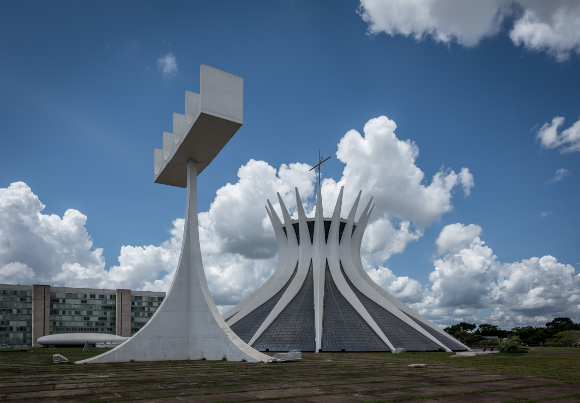 Gott und Politik kommen sich hier architektonisch sehr nah. Die Kathedrale steht direkt am Ende des Regierungsbezirks.