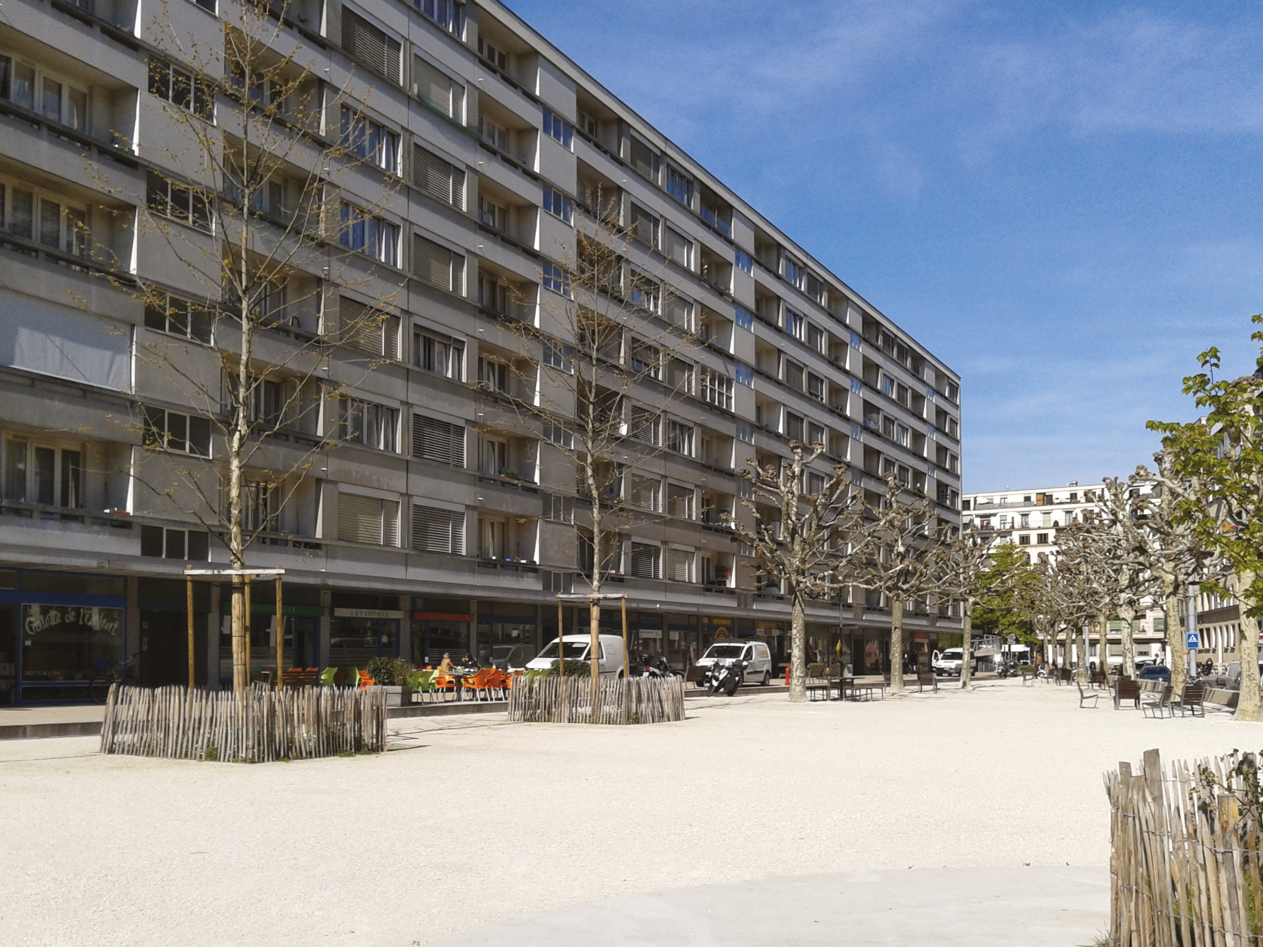 Place du Vélodrome . Pascal Heyraud, architecte paysagiste, avec Frédéric Perone et Raphaël Nussbaumer, architectes .