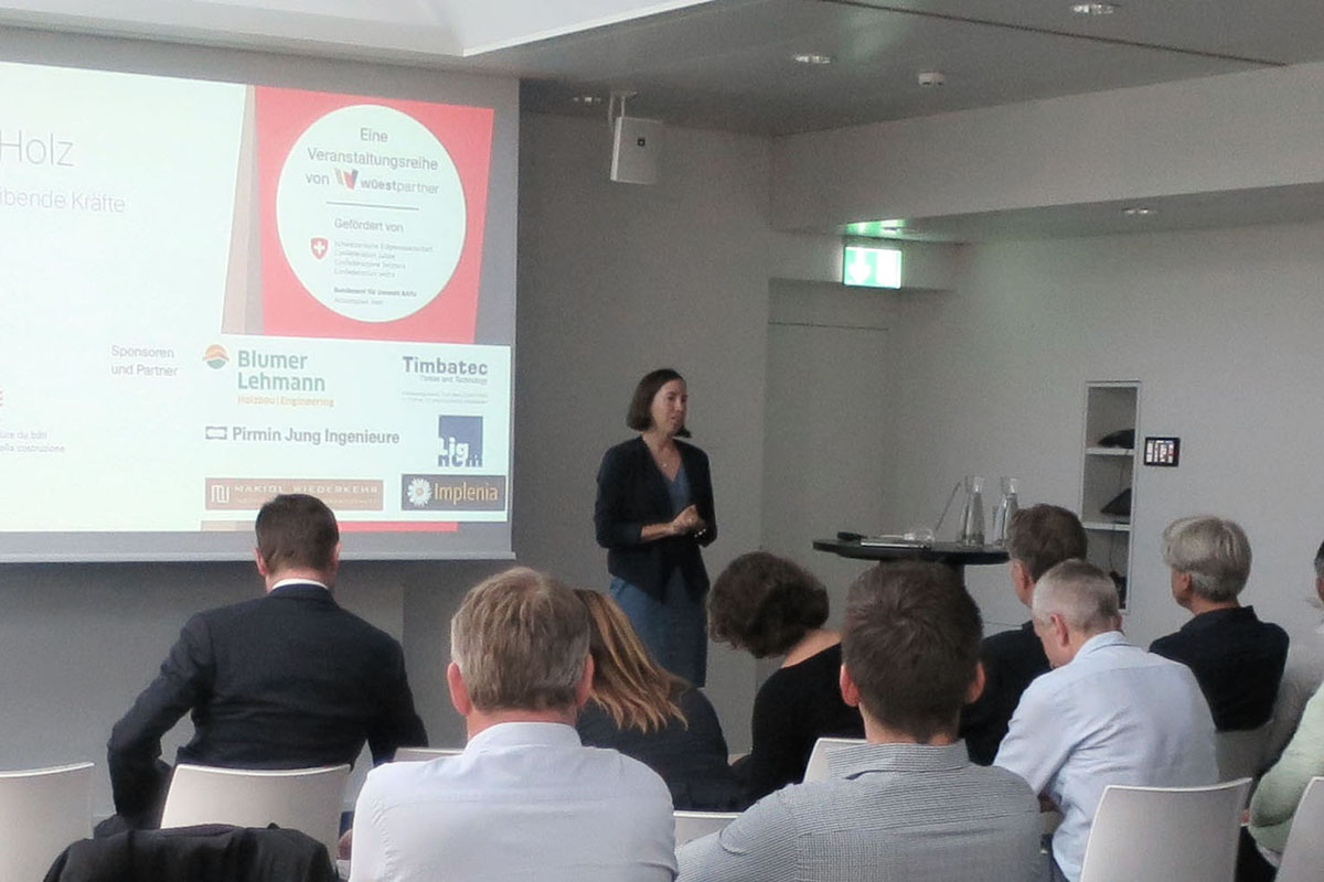 Gastgeberin Julia Selberherr von Wüest Partner begrüsst die Anwesenden.