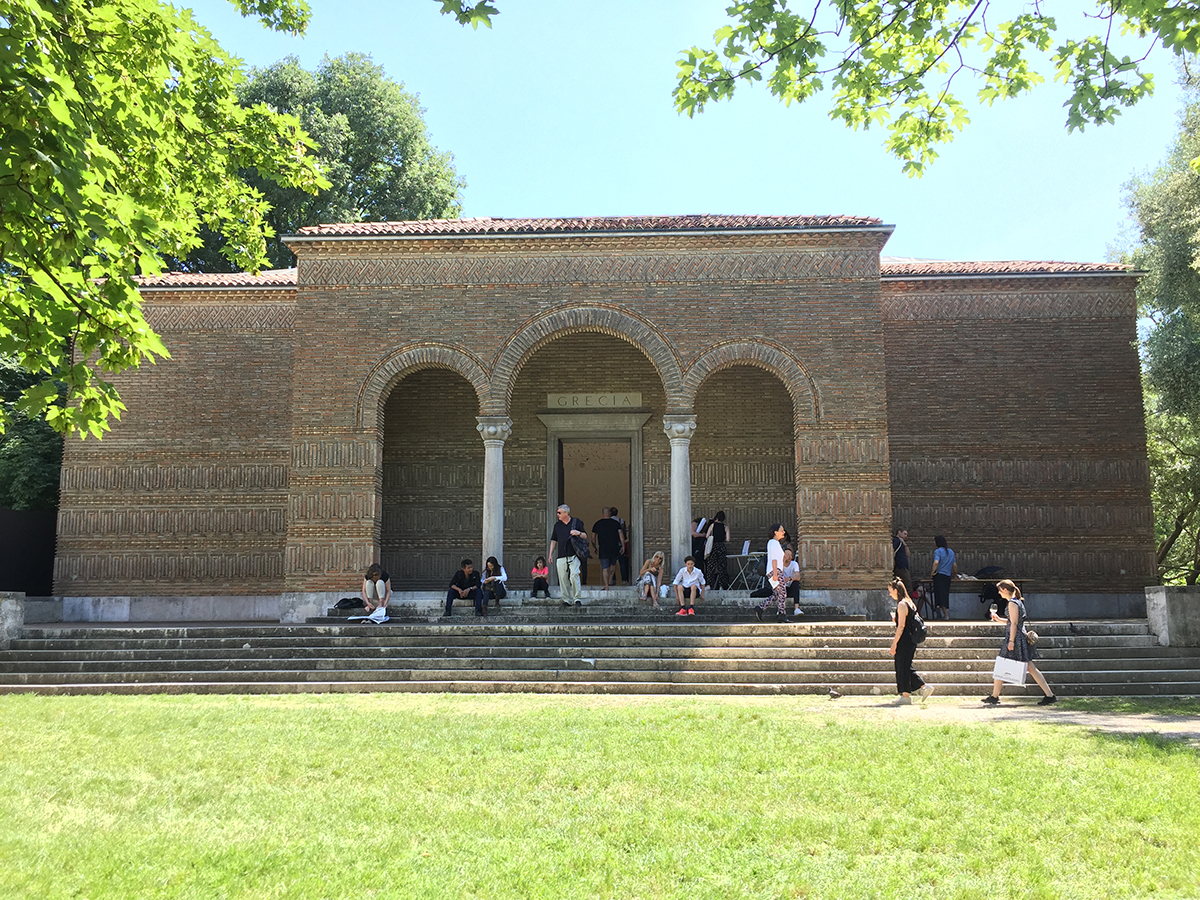Das zeitlose Thema der Sitzstufen als Ort des Austauschs ist bereits vor dem Griechischen Pavillon abzulesen.