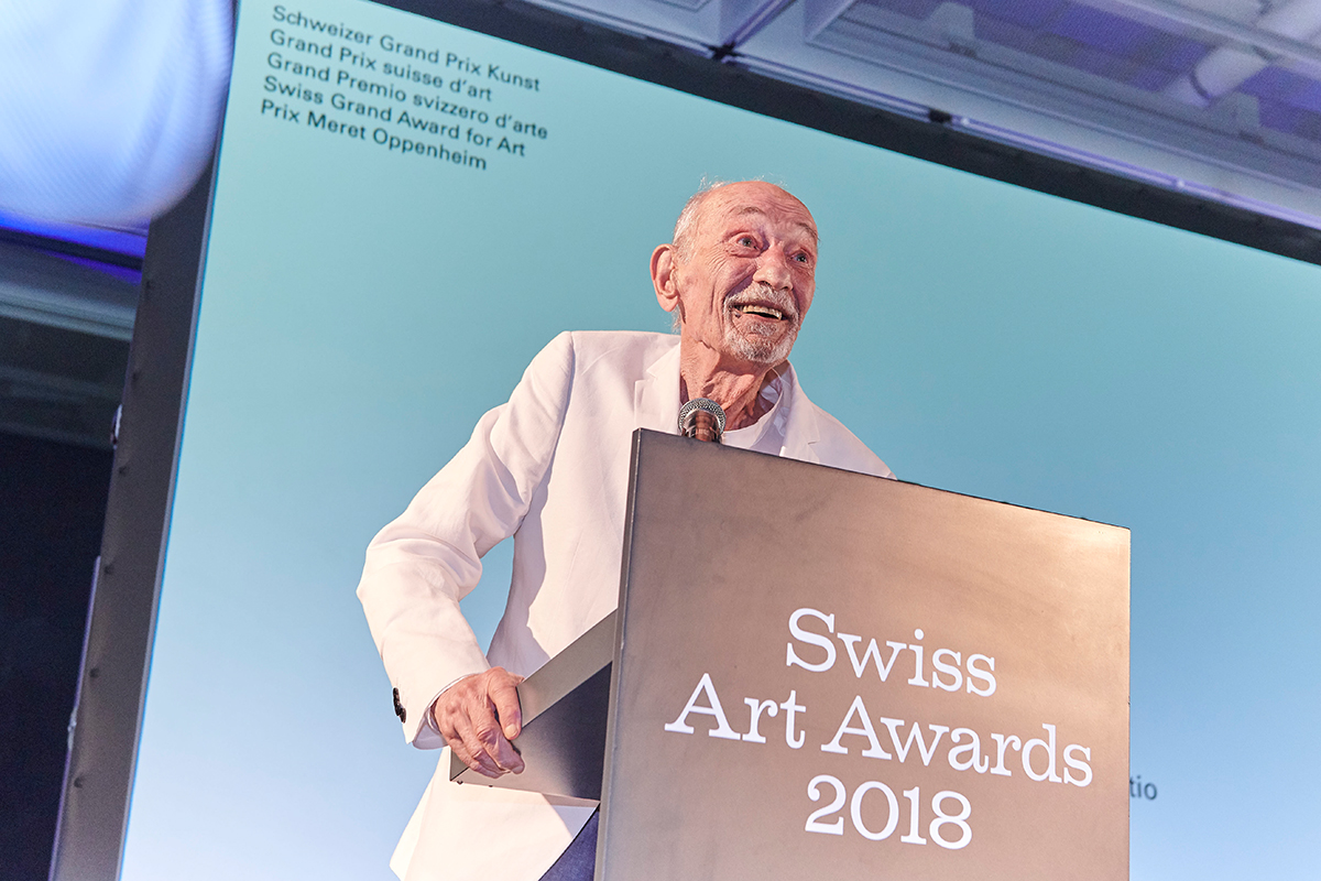 Mit ansteckender Freude nimmt Luigi Snozzi den Prix Meret Oppenheim Architektur 2018 entgegen.