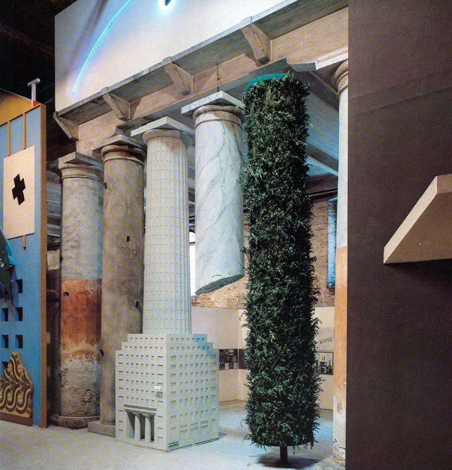 Architekturbiennale Venedig 1980 – Die Gegenwart der Vergangenheit. Kurator: Paolo Portoghesi - Fassade von Hans Hollein eingefügt in das Projekt "Strada Novissima" - Corderie Arsenale.