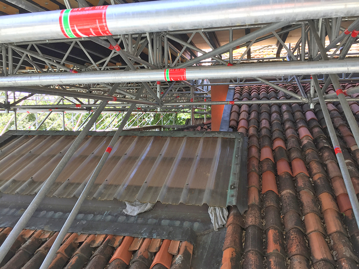 Der Dachfirst sticht wie ein Mast durch das Terrassendeck hindurch.