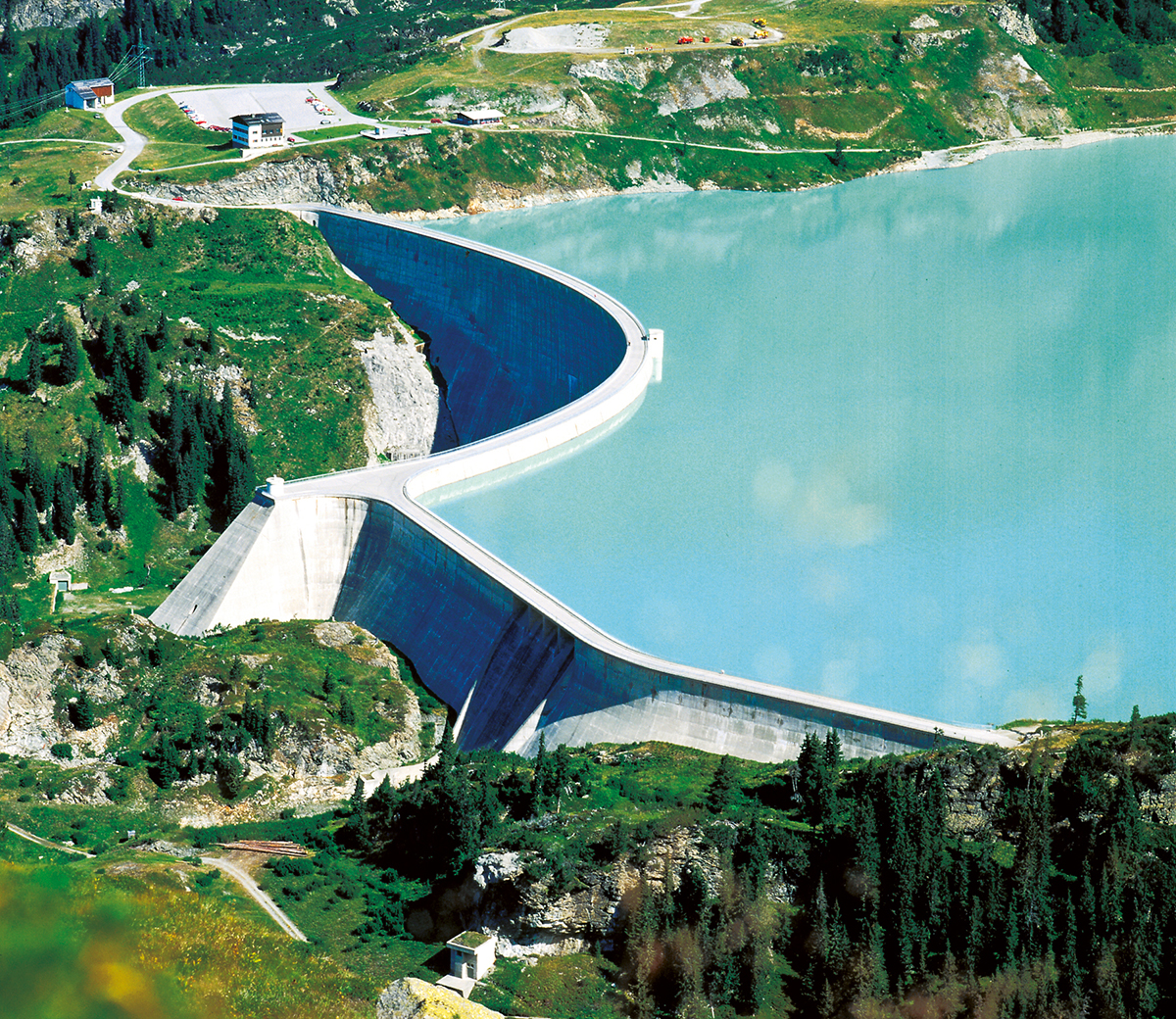 Luftbild der Staumauer Kops in Vorarlberg.