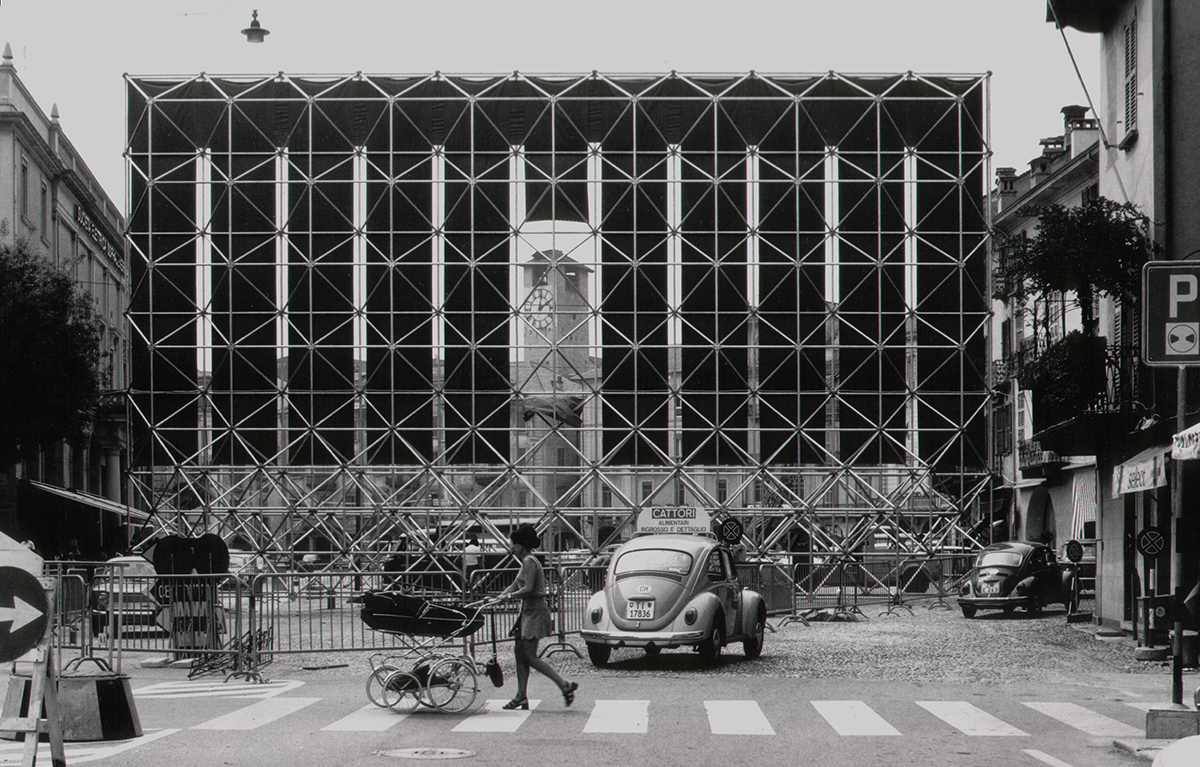 Die Rückseite der von Livio Vacchini entworfenen Leinwand auf der Piazza Grande.
