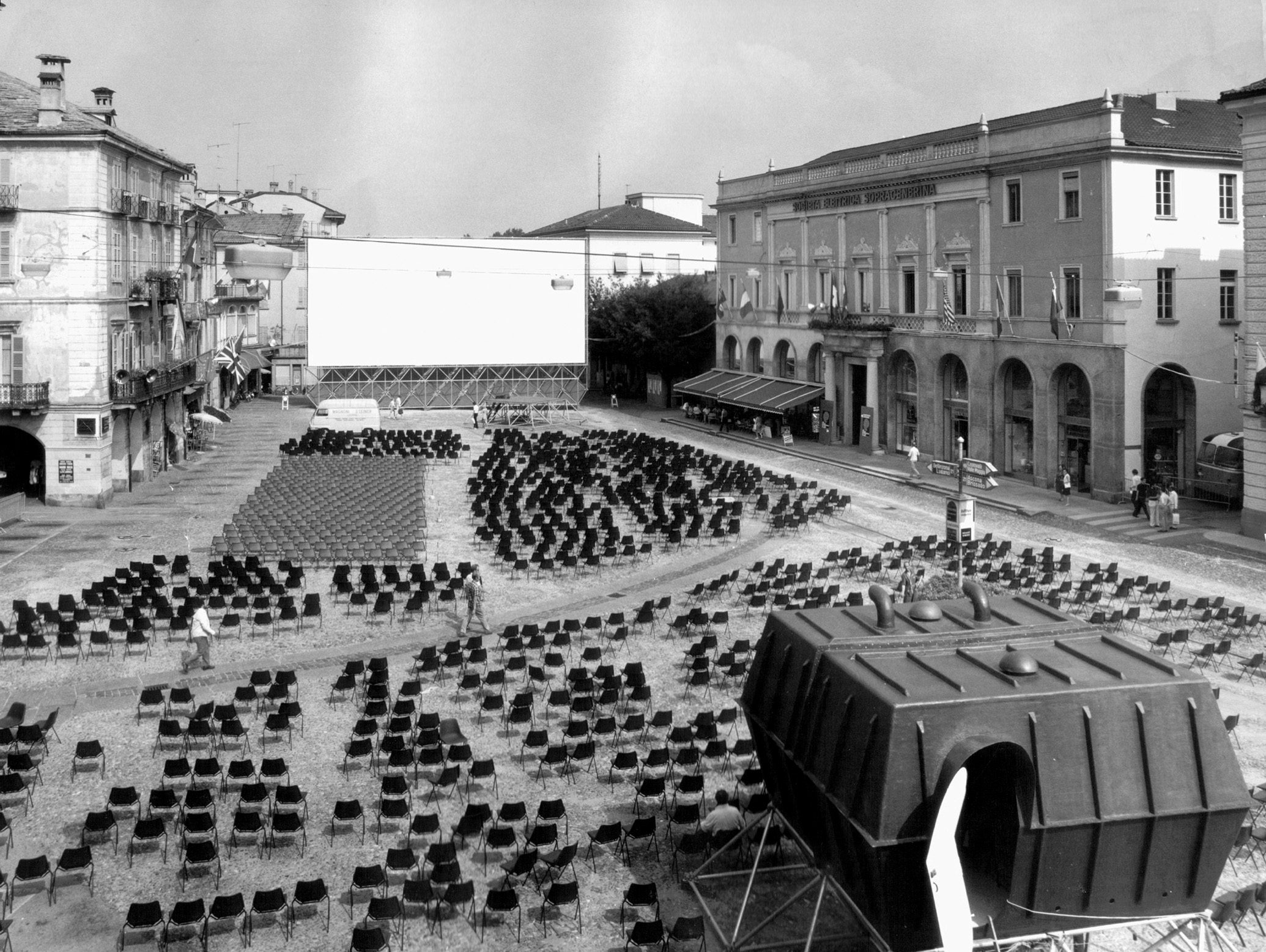La Piazza Grande di Locarno con lo schermo e la cabina di proiezione progettati da Livio Vacchini.