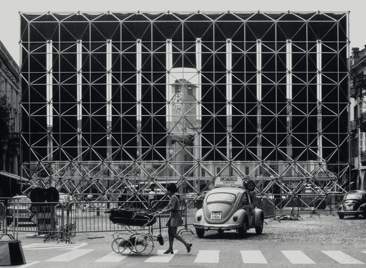 Un momento dell'allestimento dello schermo progettato da Livio Vacchini in Piazza Grande nel 1971.