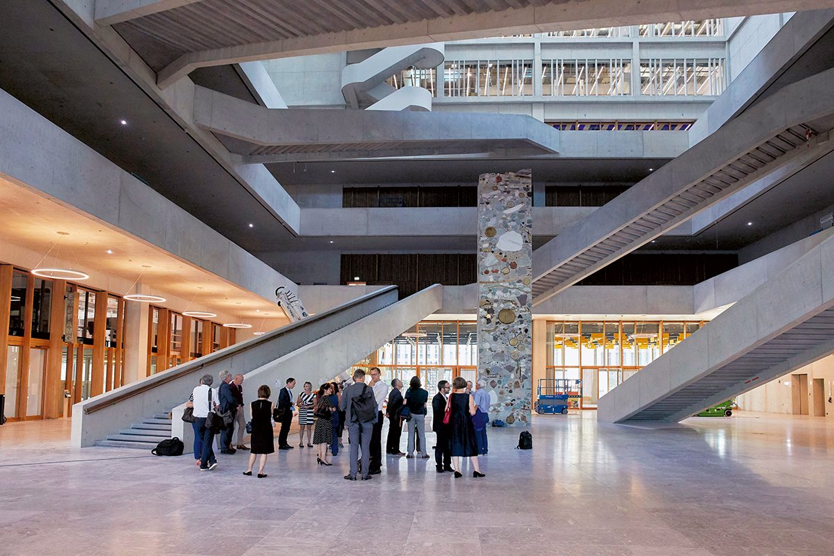 Die drei unteren Geschosse des Campus der FHNW beherbergen Hörsäle, Aula, Mensa und Café.