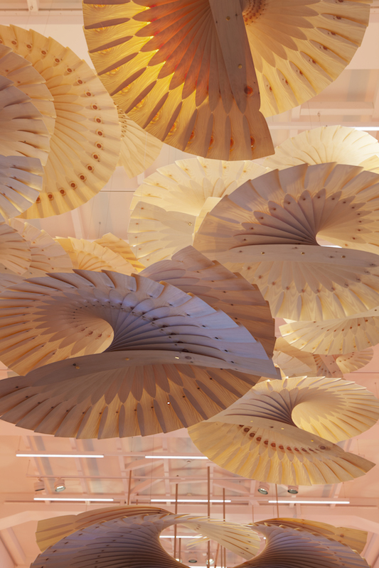 Erst mal schön nutzlos: Spiralen aus Holzlamellen, die sich im Wind drehen. Man darf gespannt sein, in welchem Zusammenhang einem diese Idee in Form eines sinnvollen Objekts wiederbegegnet.