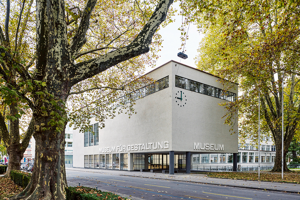 Der dreiflügelige Gebäudekomplex aus Museum für Gestaltung und Allgemeiner Berufsschule Zürich (ABZ) nach den aktuellen Umbauarbeiten. Im Vordergrund der Eingangsbereich des Museums mit dem Auditorium im Obergeschoss. Der Verbindungstrakt beherbergt die Ausstellungshalle, und im rückwärtigen Flügel ist die Schule untergebracht (nicht im Bild).