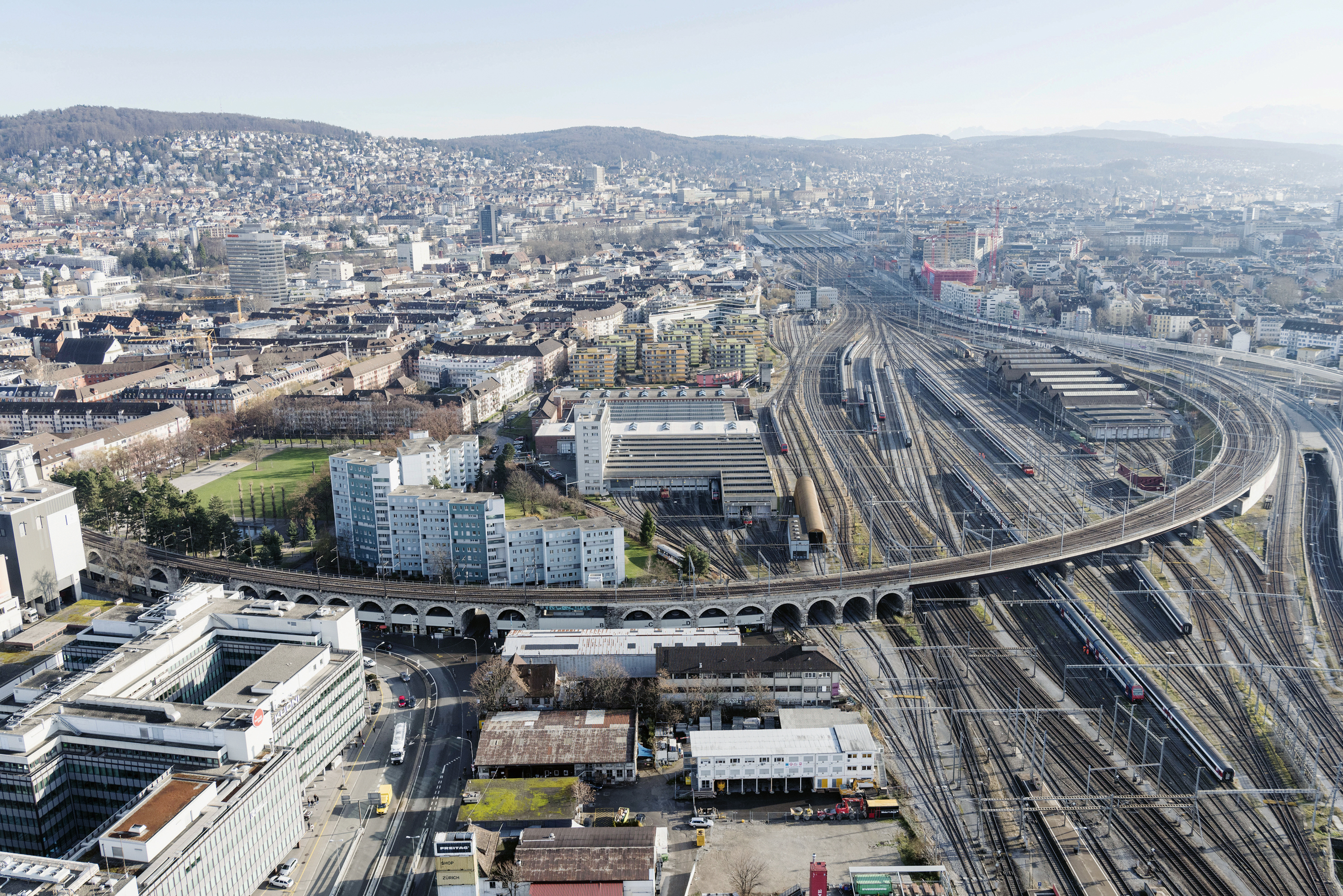 Site en développement Neugasse, Zurich : les 30 000 m2 (au centre de l’image) sont encadrés sur trois côtés par des quartiers d’habitation. Au sud, le site borde la voie ferrée.