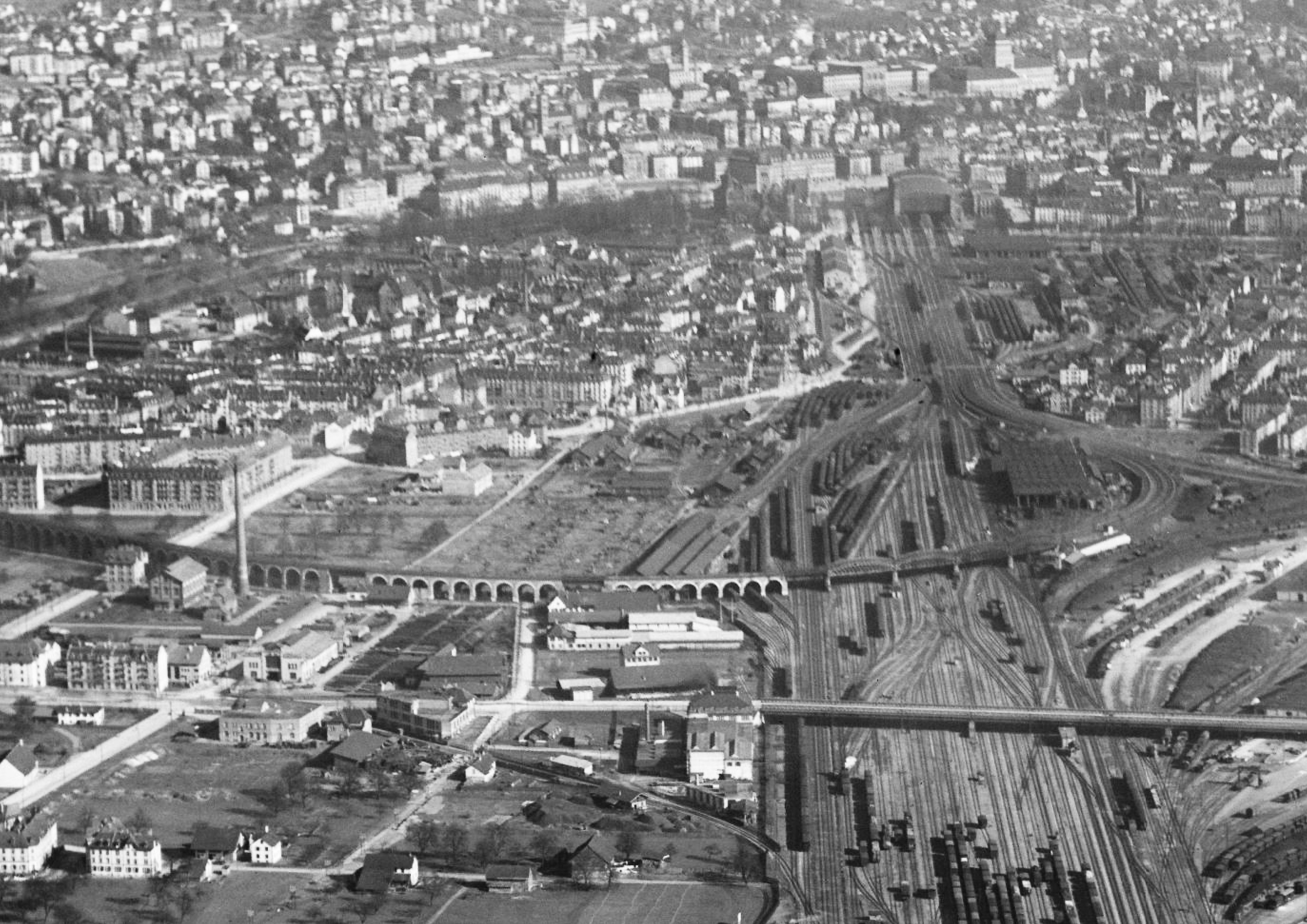 Zurich, 1919 : le site de l’actuelle Neugasse, adjacente au viaduc, est encore inhabitée.