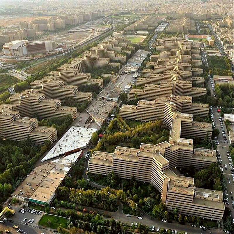 Die Grossüberbauung Shahrak-e Ekbatan aus der Mitte der 1970er-Jahre von Jordan Gruzen, Gruen Associates und Farman Farmaian ist ein Beispiel für Investorenarchitektur am Ende der Pahlavi-Zeit.