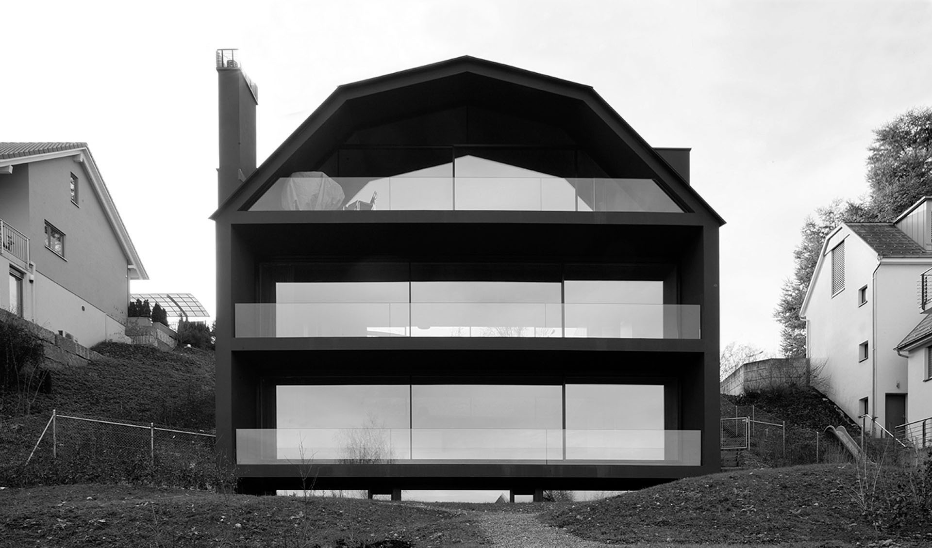Coupe de la « Haus mit Seeblick »: Christian Kerez, en s’alignant exactement sur les limites maximales autorisées, utilise le règlement pour en faire un projet architectural singulier. Phénomène curieux: malgré cette application stricte du règlement, la Commune s’est opposée au projet. S’ensuivit une bataille juridique de trois années pour déterminer s’il était permis de suivre des règlements à la lettre.