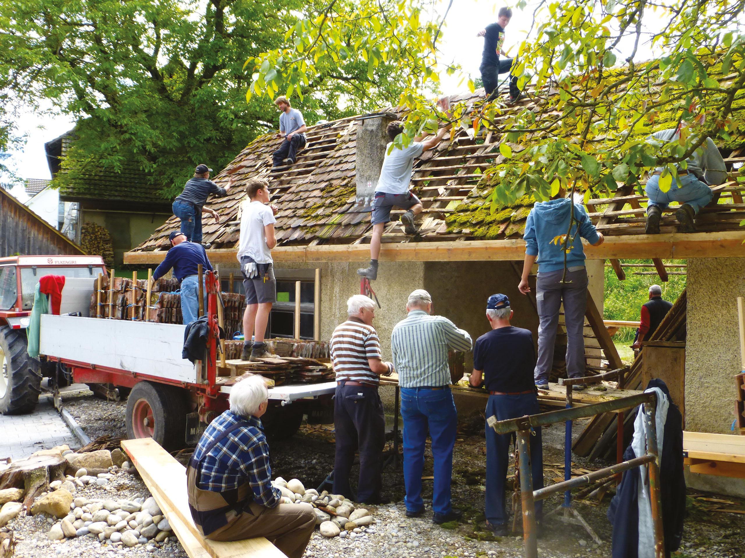 S’inspirer de solutions élaborées pour répondre aux besoins du troisième âge – à l’exemple de la résidence Gemeinschaftshof à Niederweningen ZH, conçue pour permettre aux personnes âgées de la région de loger dans le centre du village et d’y mener une vie active, tout en offrant un lieu de rencontre pour tous, résidents et habitants du village (transformation de l’ancienne buanderie en magasin)