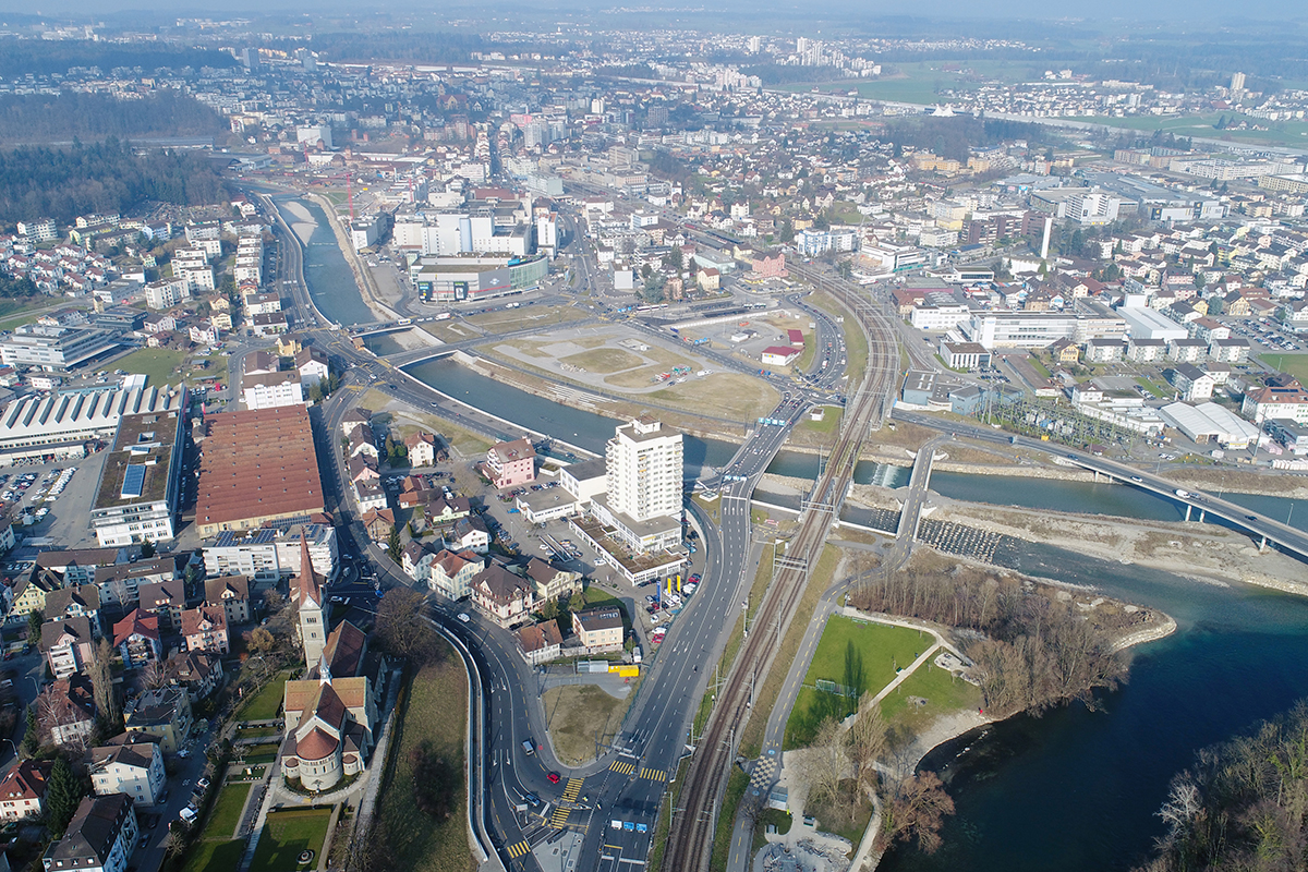 Zwischen Emmenbrücke und Luzern Süd aus der Vogelperspektive: Der neu gestaltete Strassenknoten am Seetalplatz ermöglicht einen richtungsgetrennten Ringverkehr, der zudem den Platz für öV und MIV auseinanderhält.