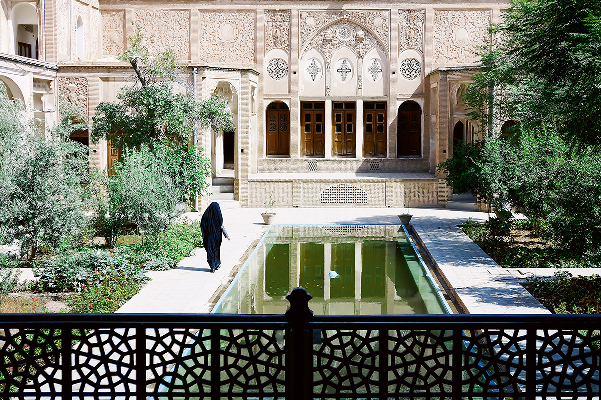 Der Hof des «Khaneh-ye Borujerdiha»-Hauses in Kashan ist aus einer mehr oder weniger ungegliederten Masse ausgestanzt – das für uns gewohnte ­europäische äussere Konzept ist sozusagen nach Innen gestülpt.