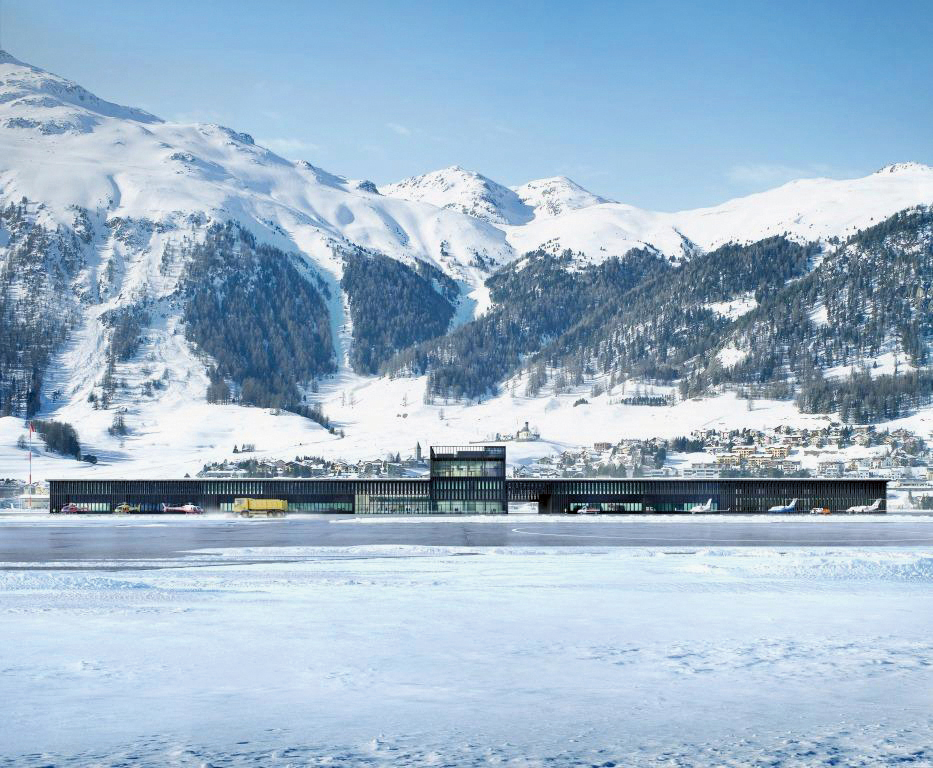 In der Ansicht erinnert das Siegerprojekt von Hosoya Schaefer Architects selber an ein Flugzeug. Im Gebäudeflügel links sind die Helikopterfirmen untergebracht, rechts neben der Durchfahrt liegen Betriebsgebäude und Parking. Dazwischen befinden sich Tower und Terminalhalle inklusive diverser Nebennutzungen.