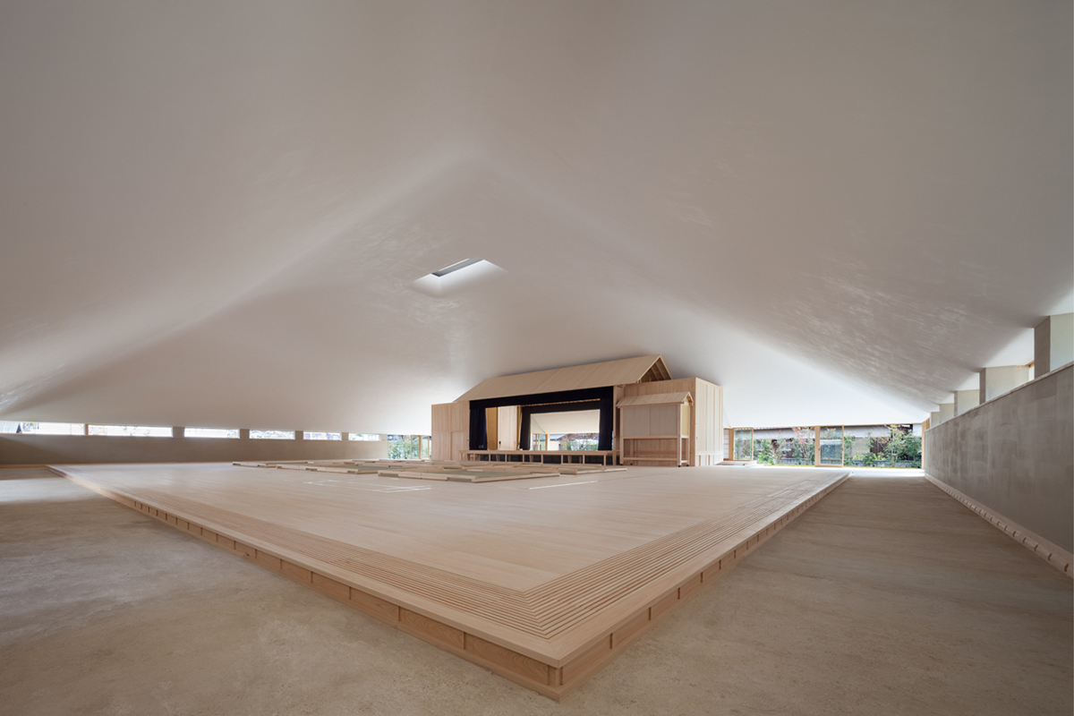 Die Naoshima-Gemeindehalle von Hiroshi Sambuichi wurde 2015 fertiggestellt. Sie bildet die Spitze eines Hügels auf der ­gleichnamigen kleinen Insel in Japan.