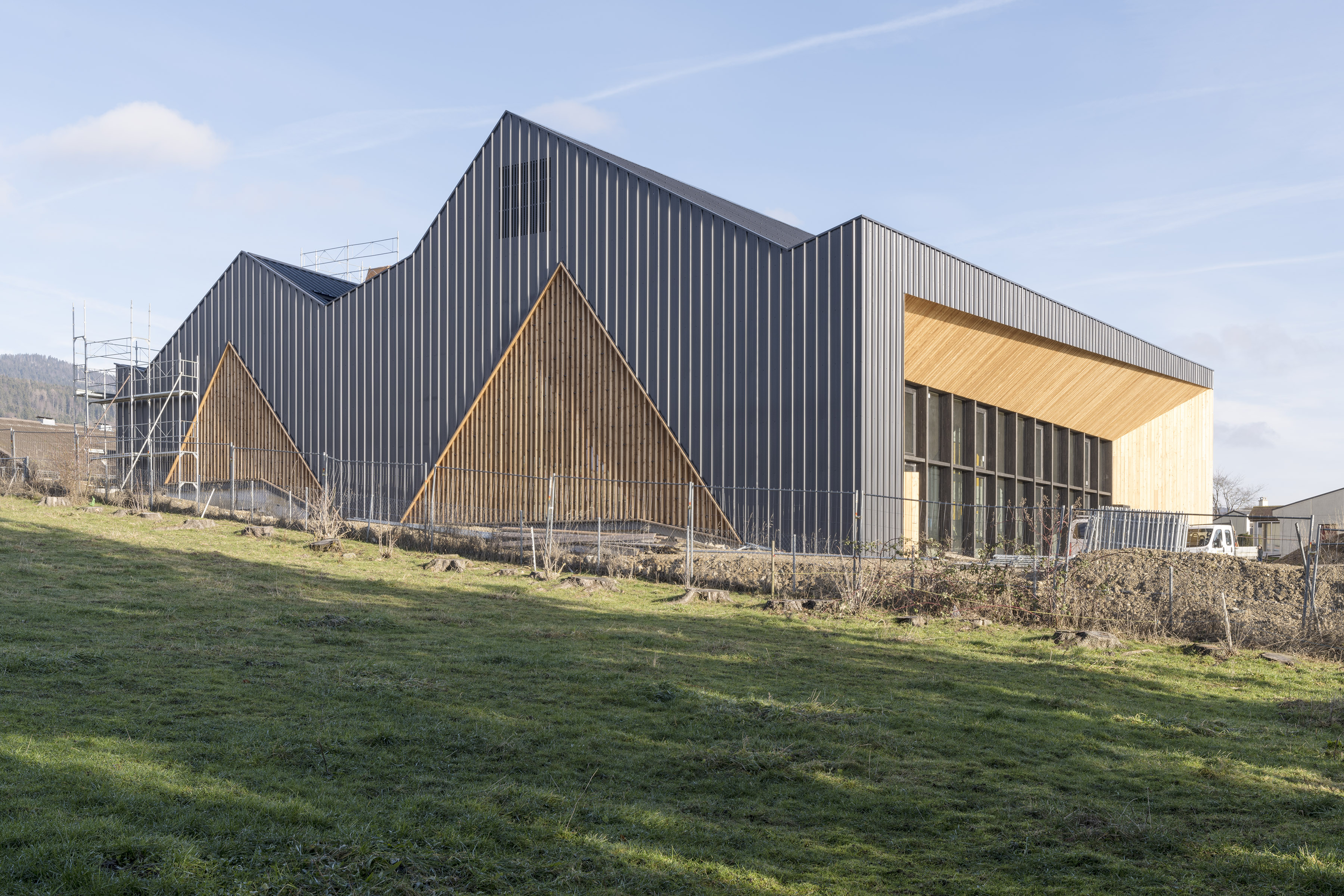 Mention Région Ouest: salle polyvalente, Le Vaud VD, 2018 Maître de l’ouvrage: Commune de Le Vaud Architecte: Localarchitecture, Lausanne Ingénieur bois: Ratio Bois, Écublens