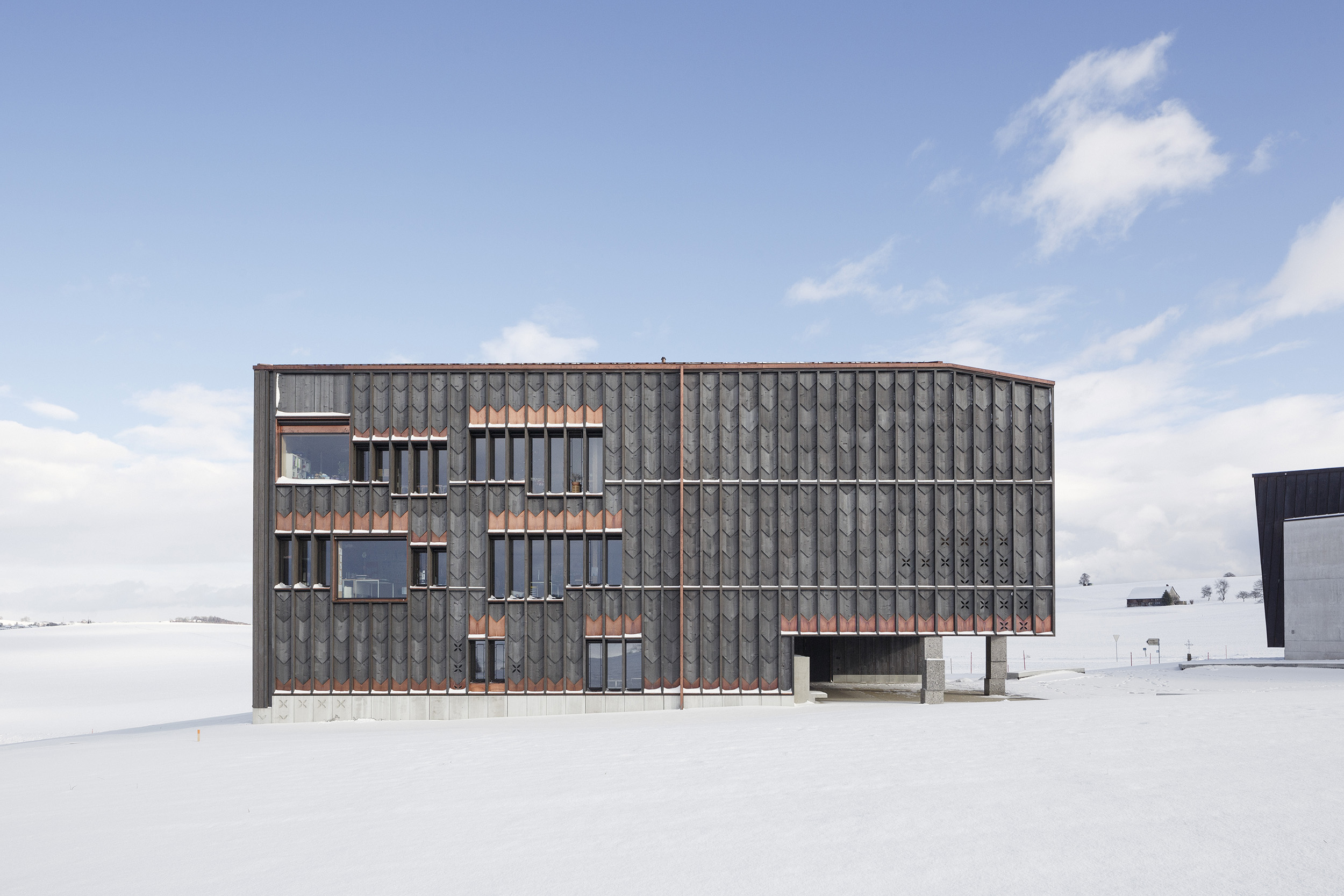 Mention Région Ouest: Bâtiment scolaire, Orsonnens FR, 2017 Maître de l’ouvrage: Commune de Villorsonnens Architectes: TEd’A arquitectes, Palma (E); Rapin Saiz Architectes, Vevey Entreprises bois: JPF-Ducret, Bulle; Charpentes Vial, Le Mouret; Erne Holzbau, Crissier Ingénieur bois: Ratio Bois, Écublens