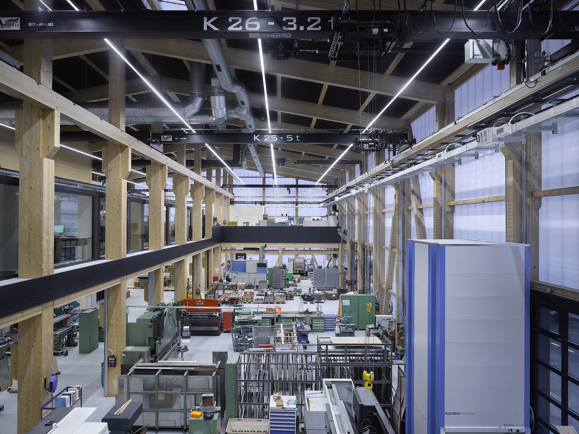Prix spécial Bois suisse: Halle de production BLS, Bönigen BE, 2017 Maître de l‘ouvrage: BLS Netz AG, Berne Architecte: Schwaar &amp; Partner AG, Berne Entreprise bois: Brawand Zimmerei AG, Grindelwald Ingénieur bois: Indermühle Bauingenieure GmbH, Thoune Certificat d’origine bois Suisse (pour l’objet entier) Image © Thomas Telley/Prix Lignum 2018